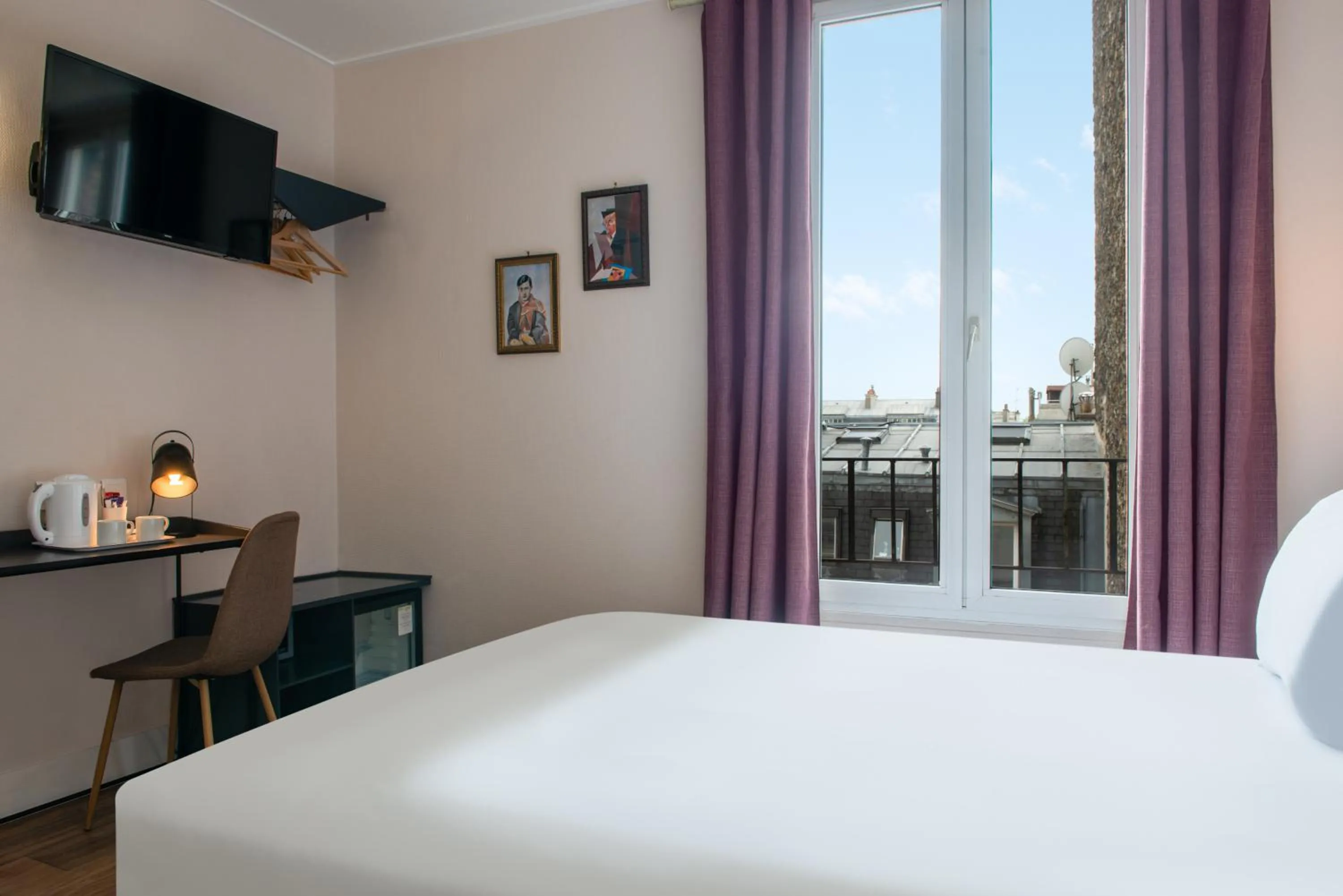 Photo of the whole room, Bed in Hôtel Istria by Magna Arbor