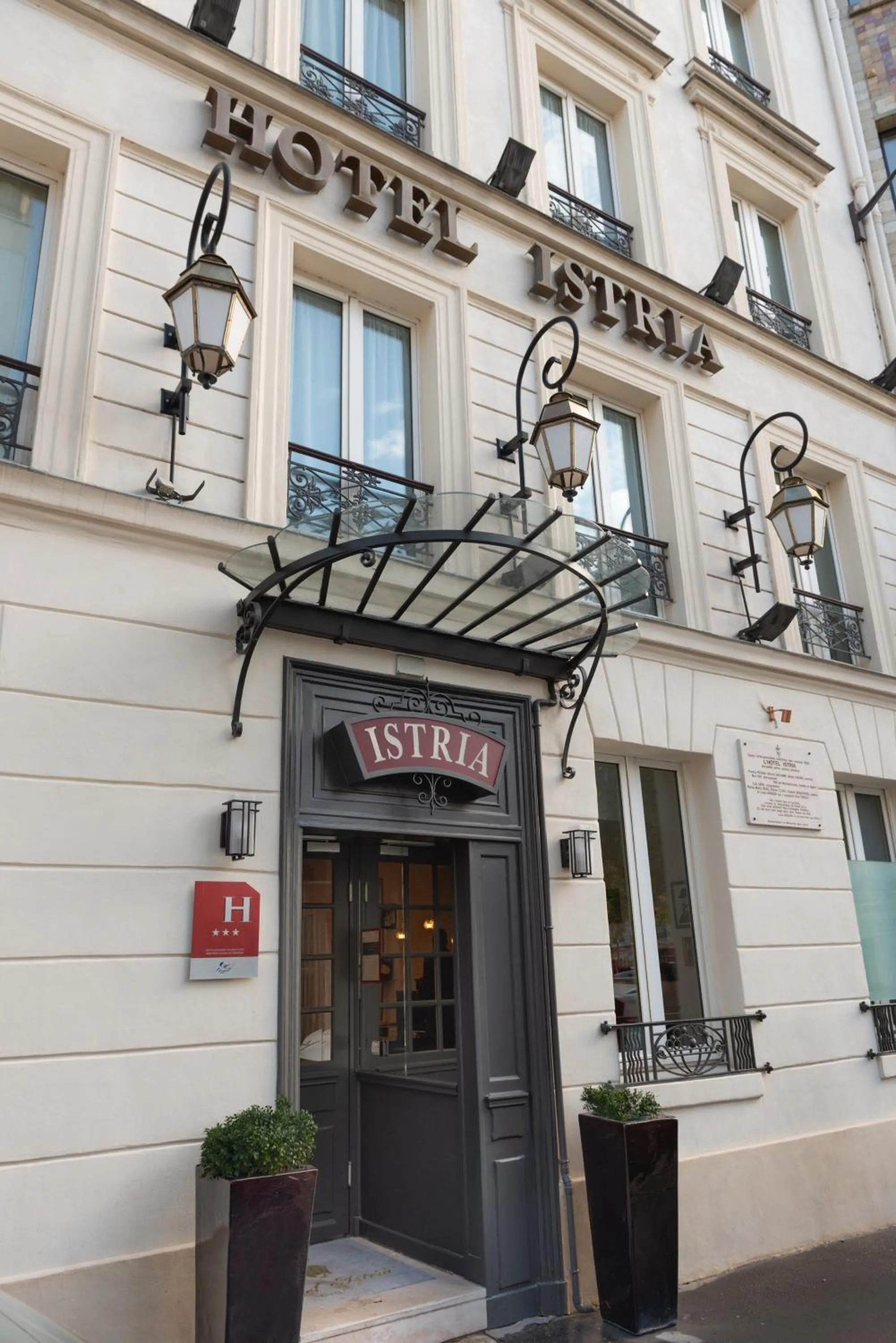 Facade/entrance in Hôtel Istria by Magna Arbor