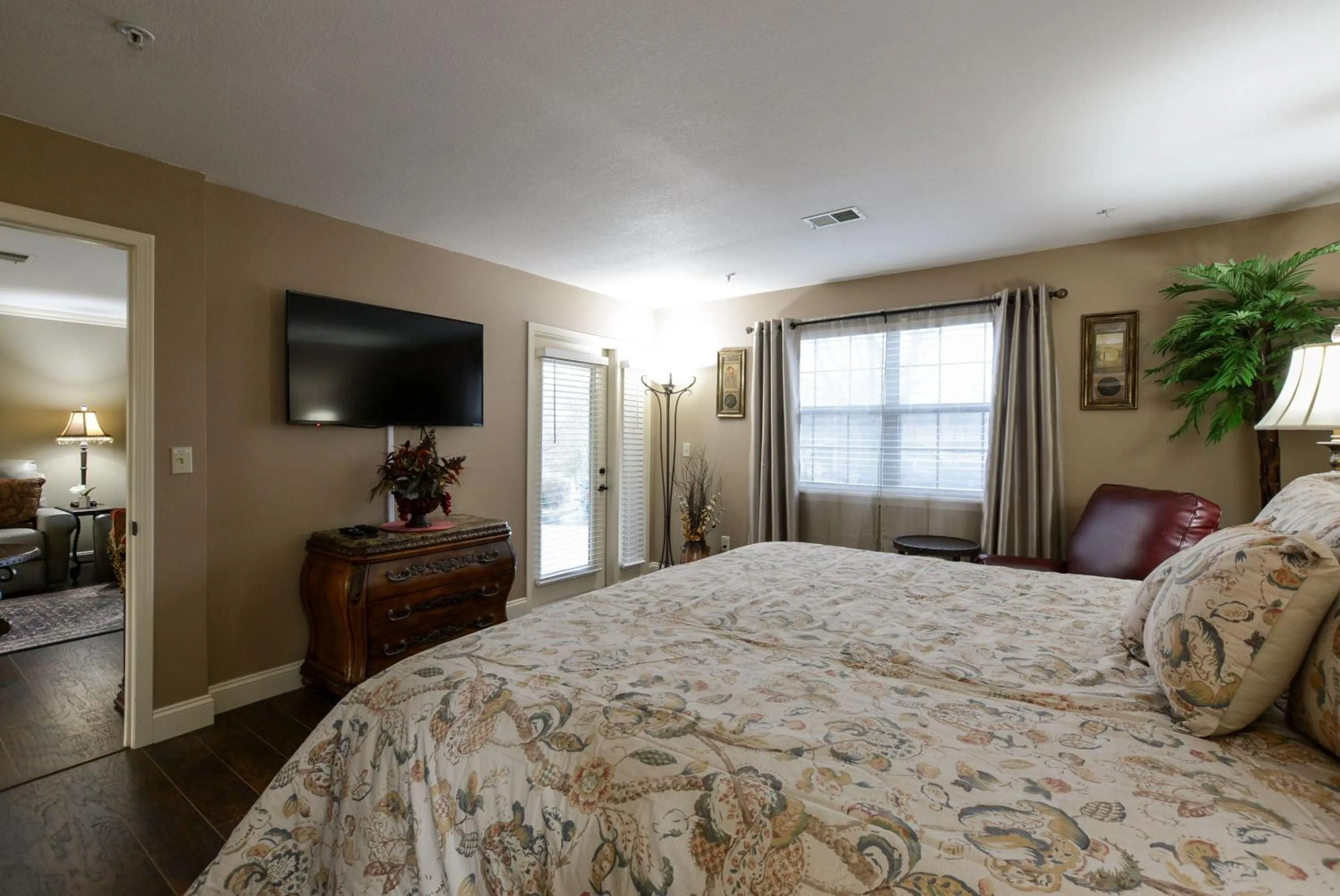 Bed in Luxury Condos at Thousand Hills - Heart of Branson - Beautifully remodeled - Spacious and Affordable
