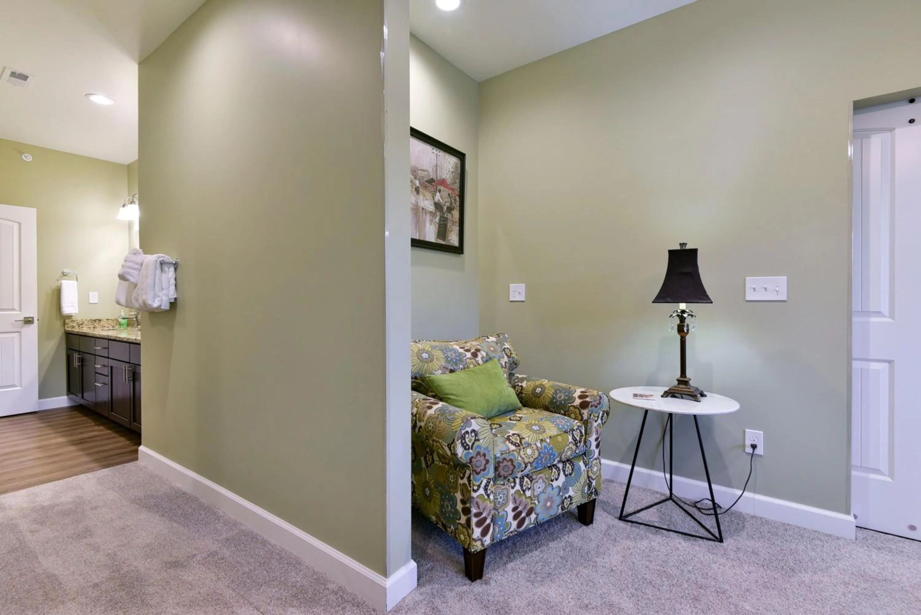 Bed in Luxury Condos at Thousand Hills - Heart of Branson - Beautifully remodeled - Spacious and Affordable