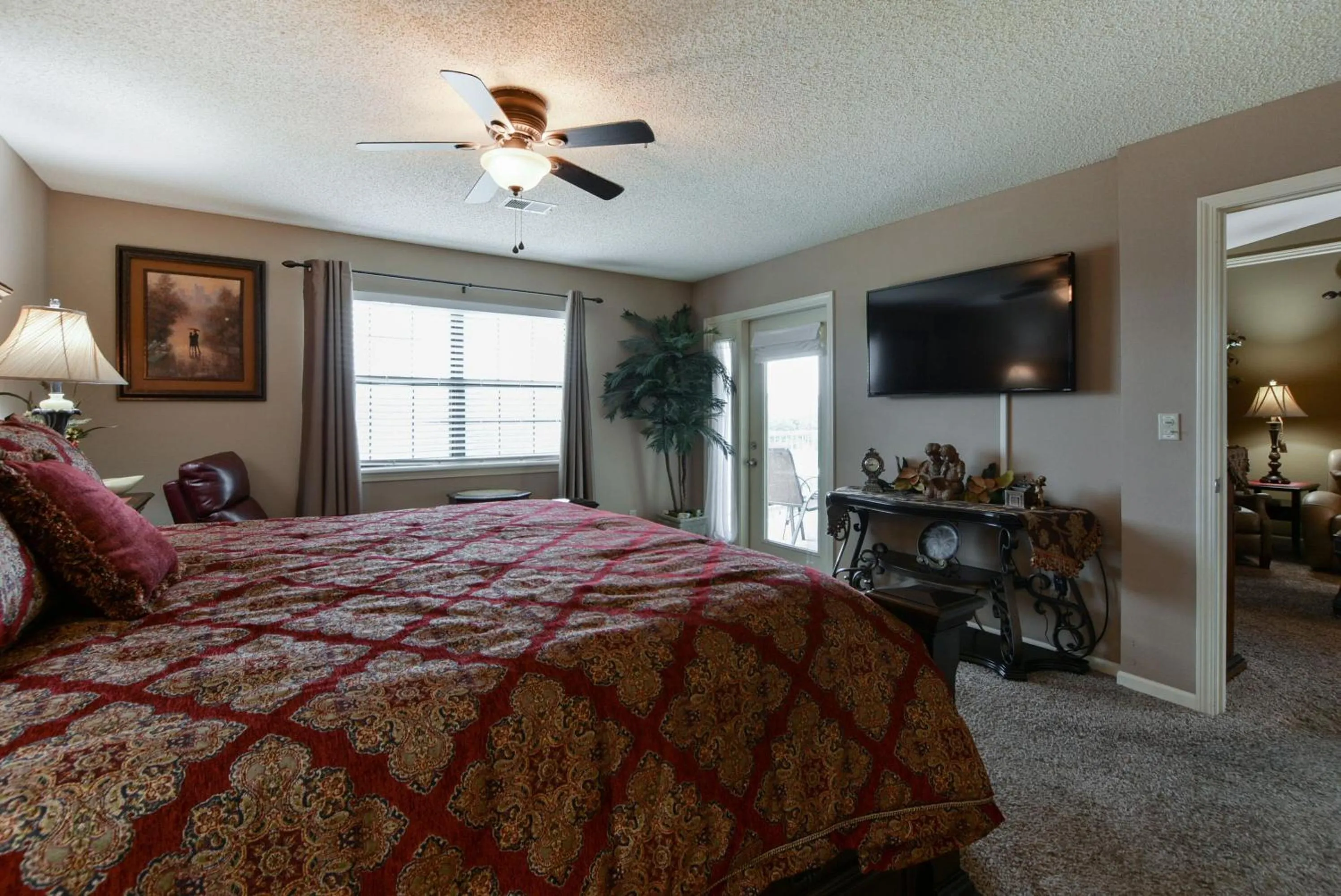 Bed in Luxury Condos at Thousand Hills - Heart of Branson - Beautifully remodeled - Spacious and Affordable