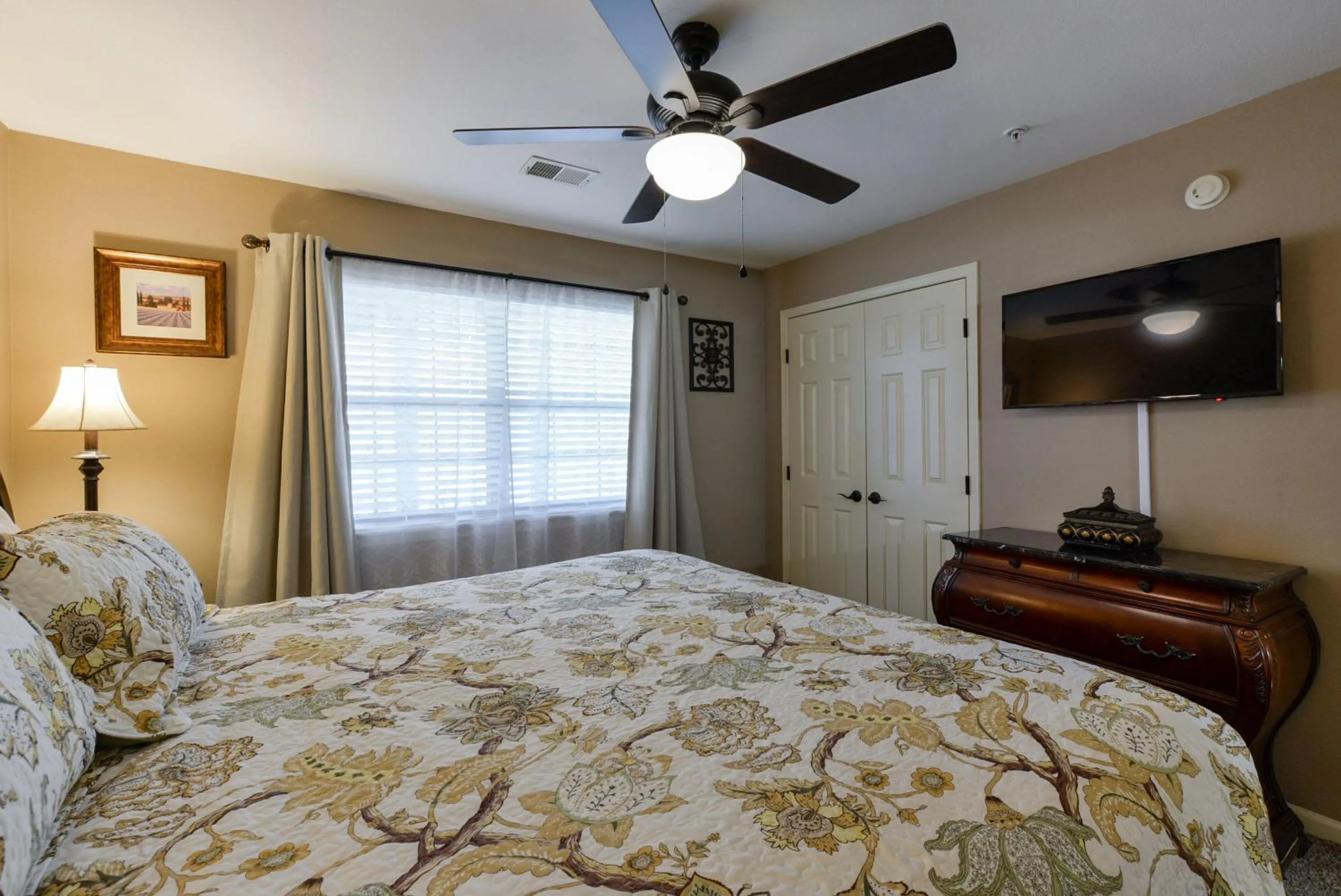 Bed in Luxury Condos at Thousand Hills - Heart of Branson - Beautifully remodeled - Spacious and Affordable
