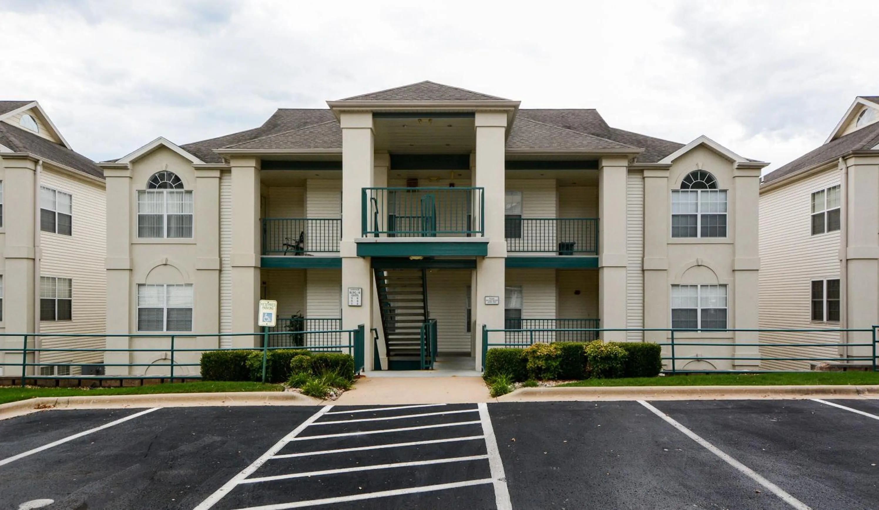 Luxury Condos at Thousand Hills - Heart of Branson - Beautifully remodeled - Spacious and Affordable