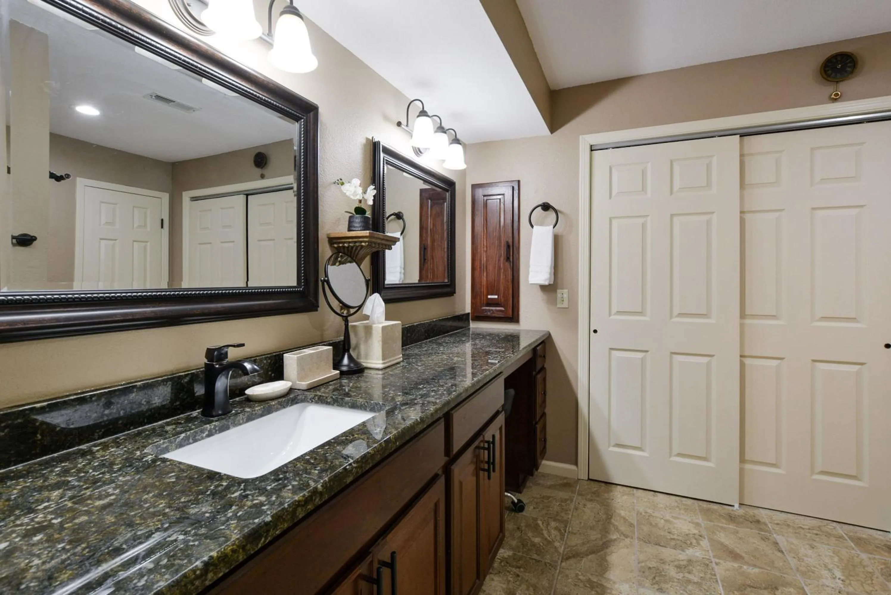 Luxury Condos at Thousand Hills - Heart of Branson - Beautifully remodeled - Spacious and Affordable