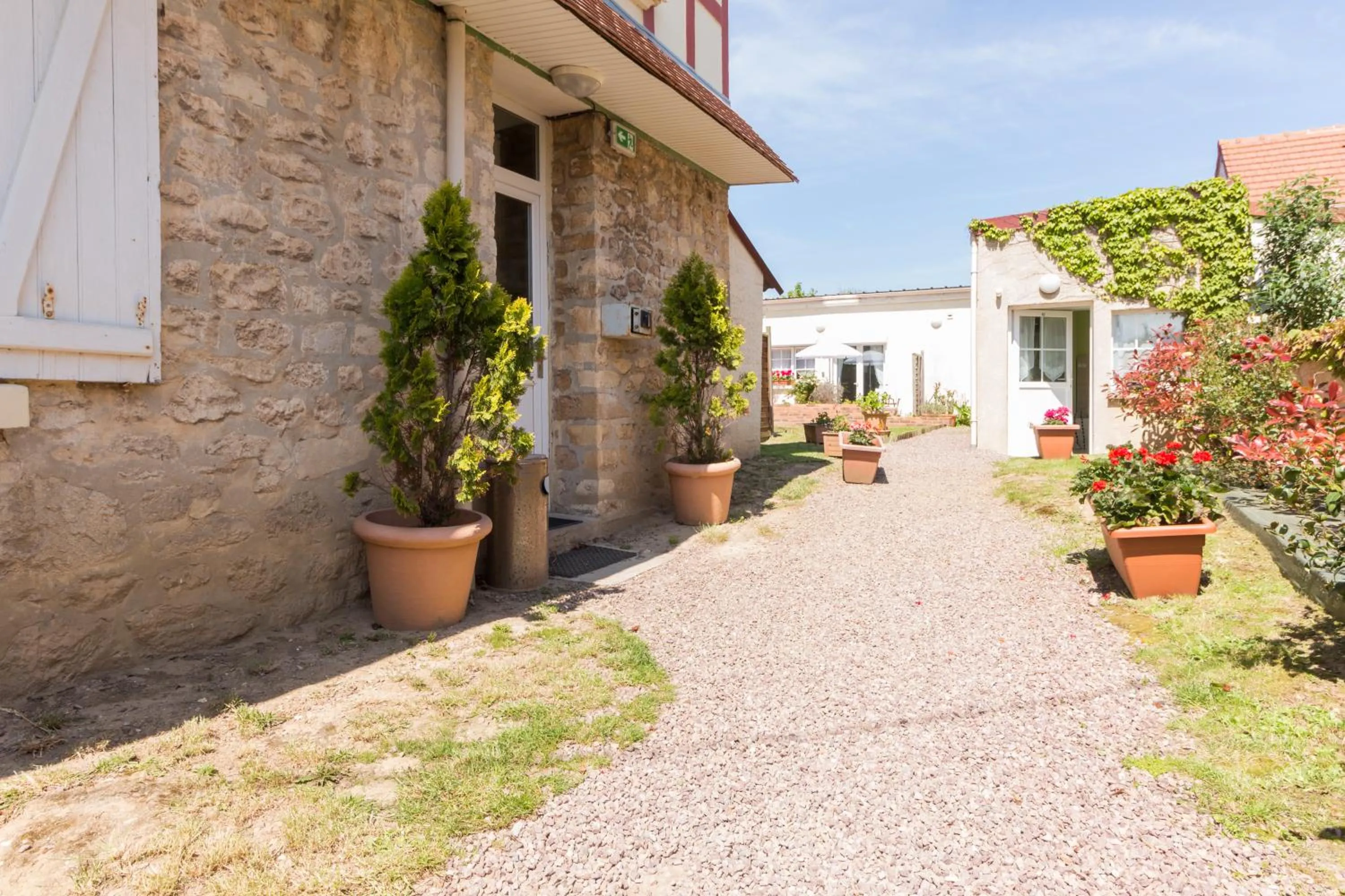 Facade/entrance in Le Canada