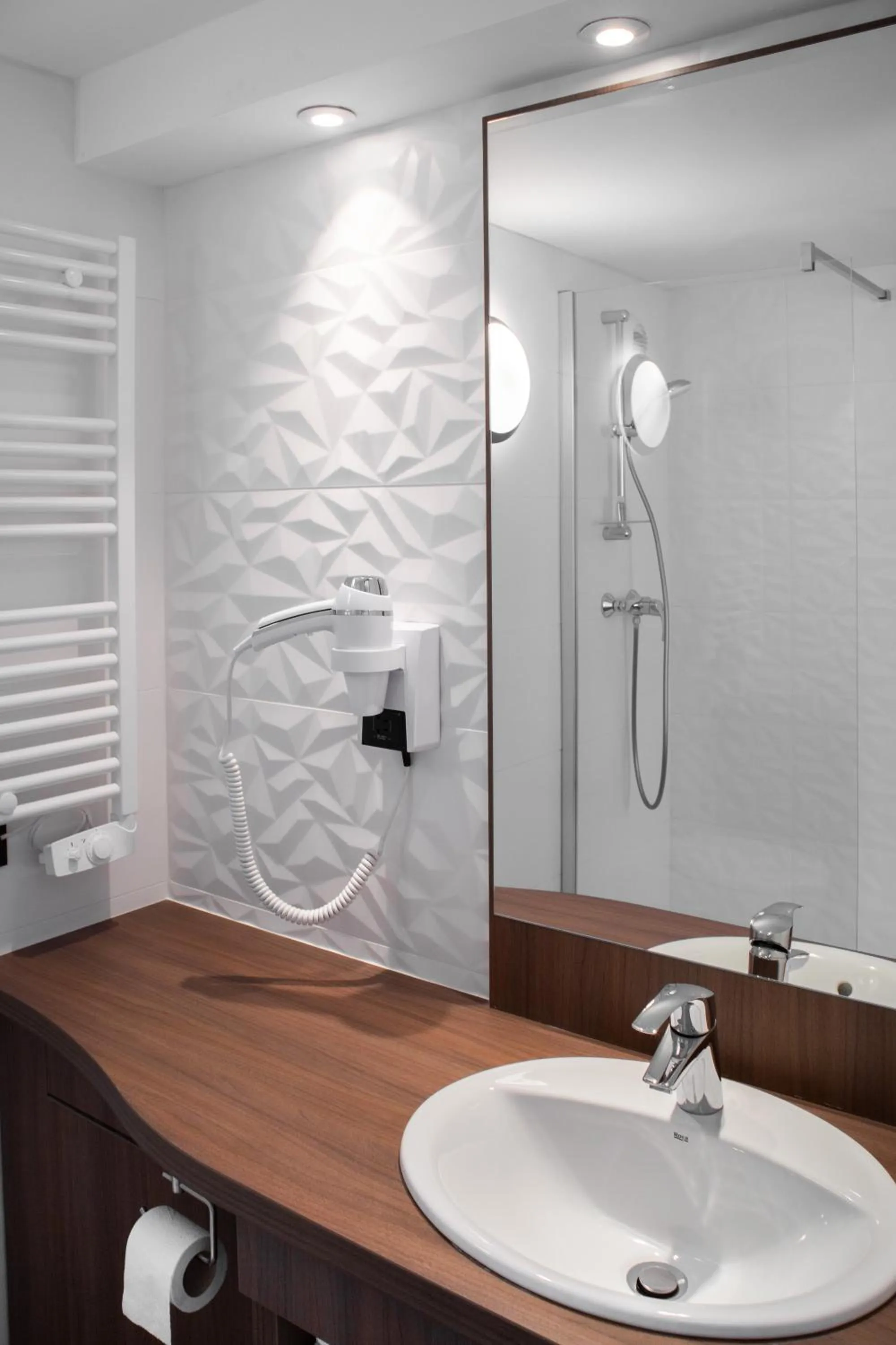 Bathroom in Brit Hotel Caen Nord - Mémorial