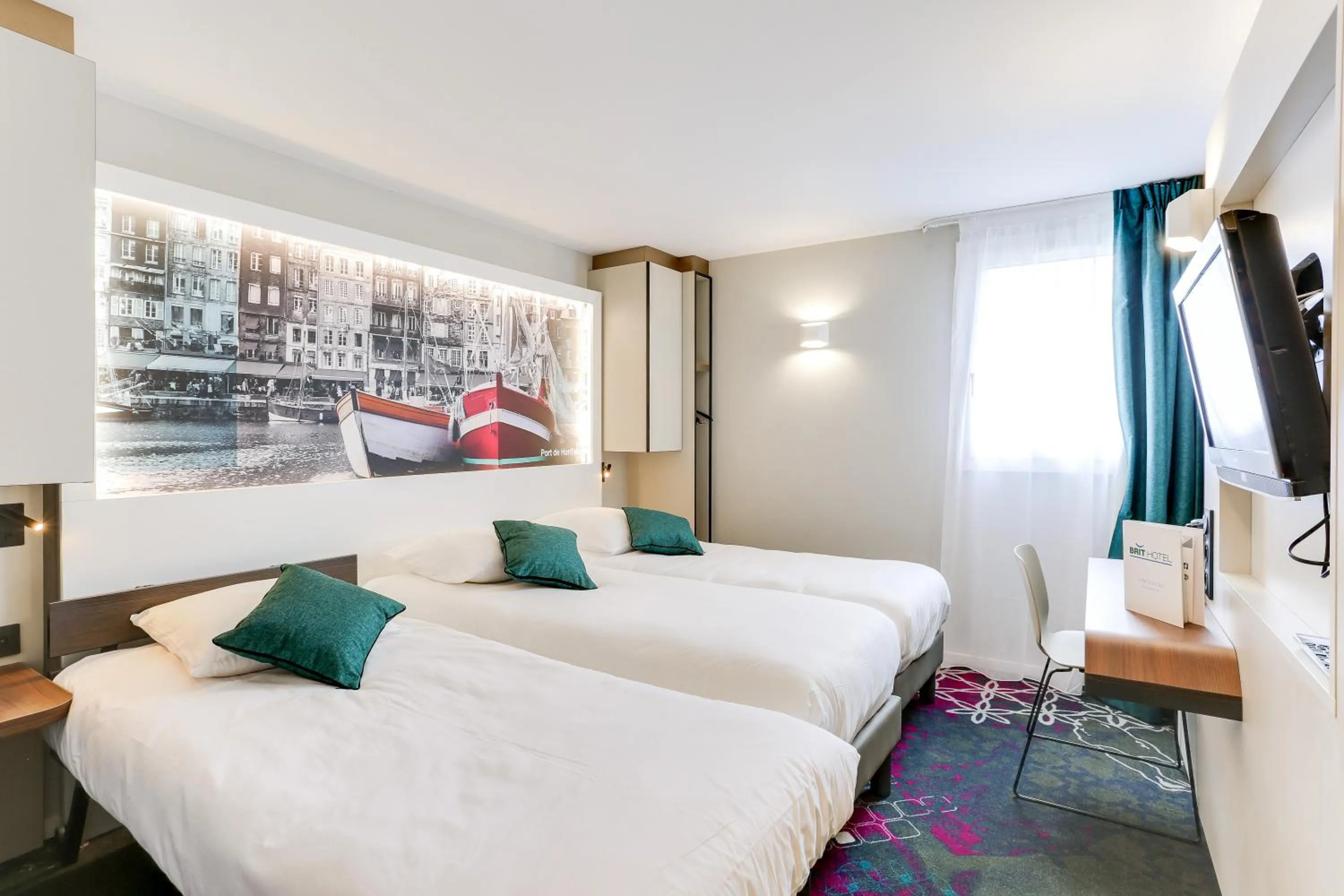 TV and multimedia, Bed in Brit Hotel Caen Nord - Mémorial