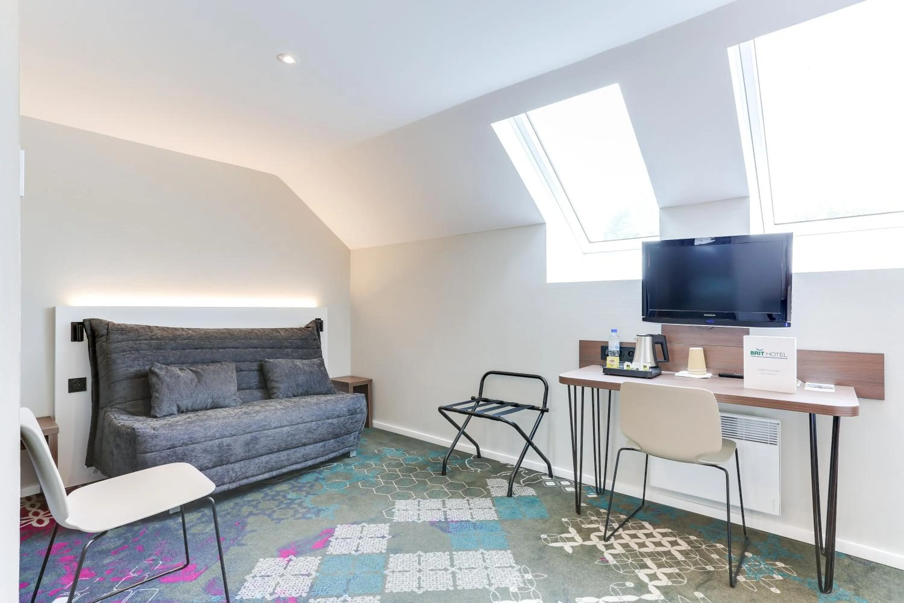 TV and multimedia in Brit Hotel Caen Nord - Mémorial