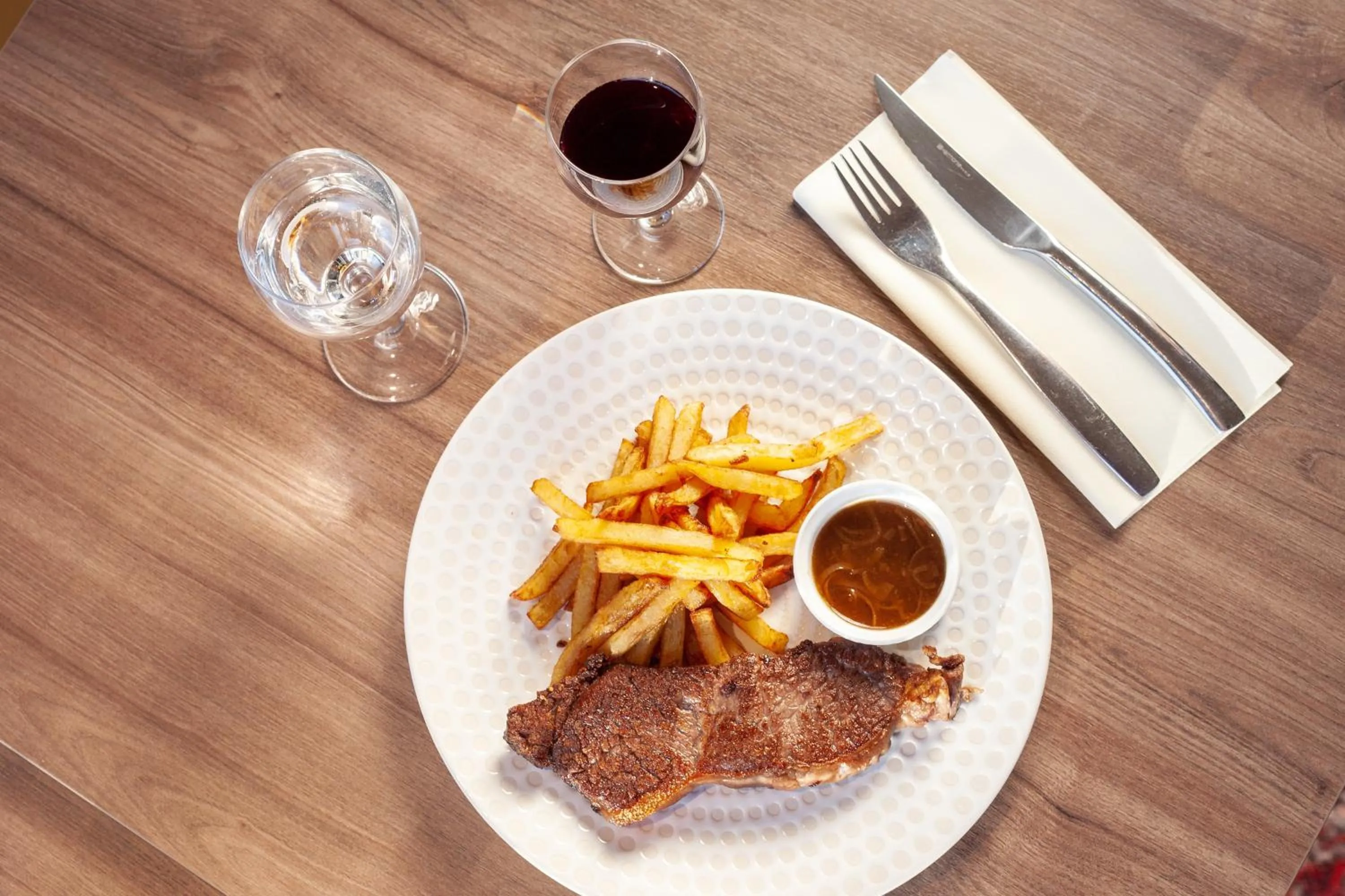 Food and drinks in Brit Hotel Caen Nord - Mémorial