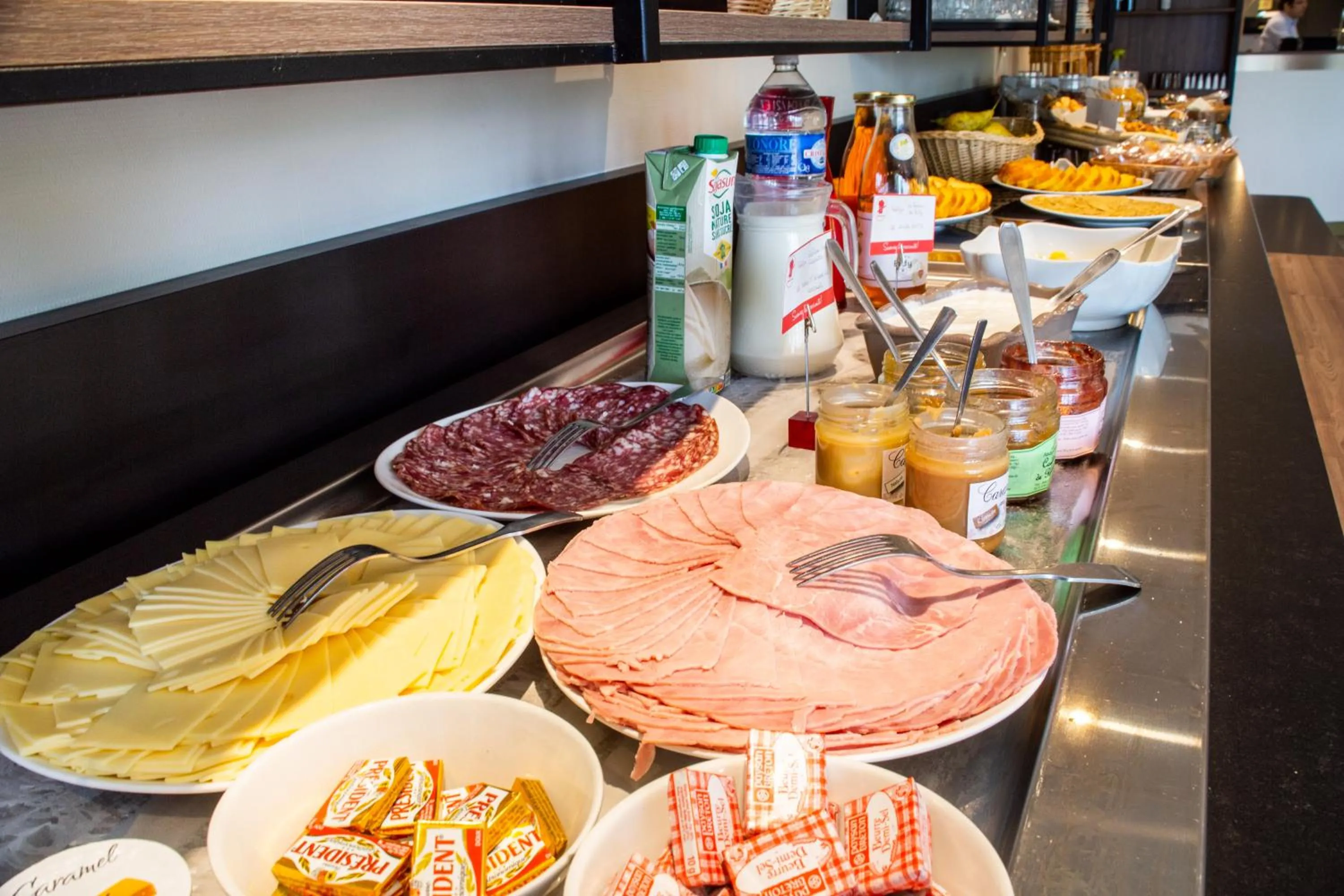 Food and drinks in Brit Hotel Caen Nord - Mémorial