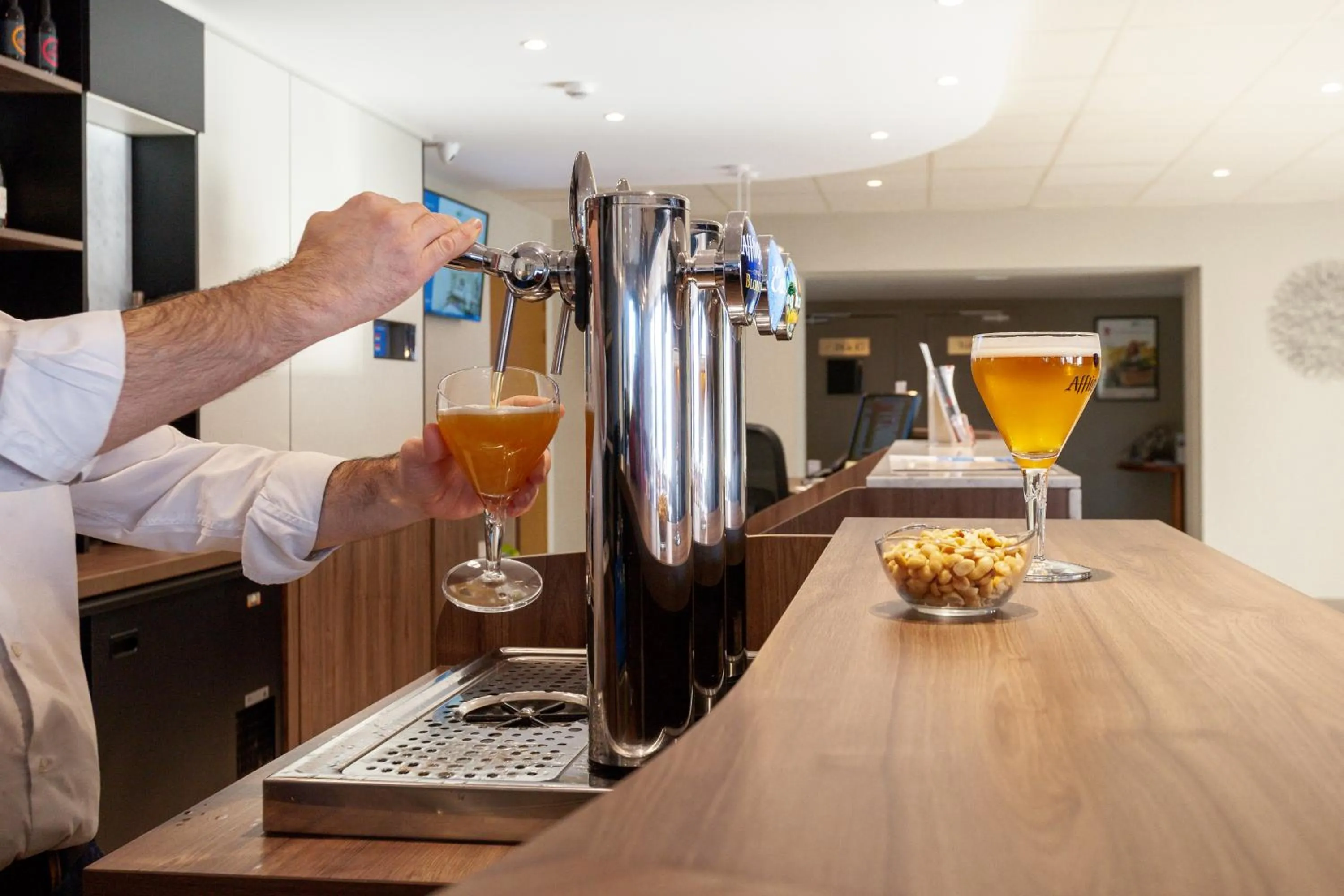 Lounge or bar in Brit Hotel Caen Nord - Mémorial
