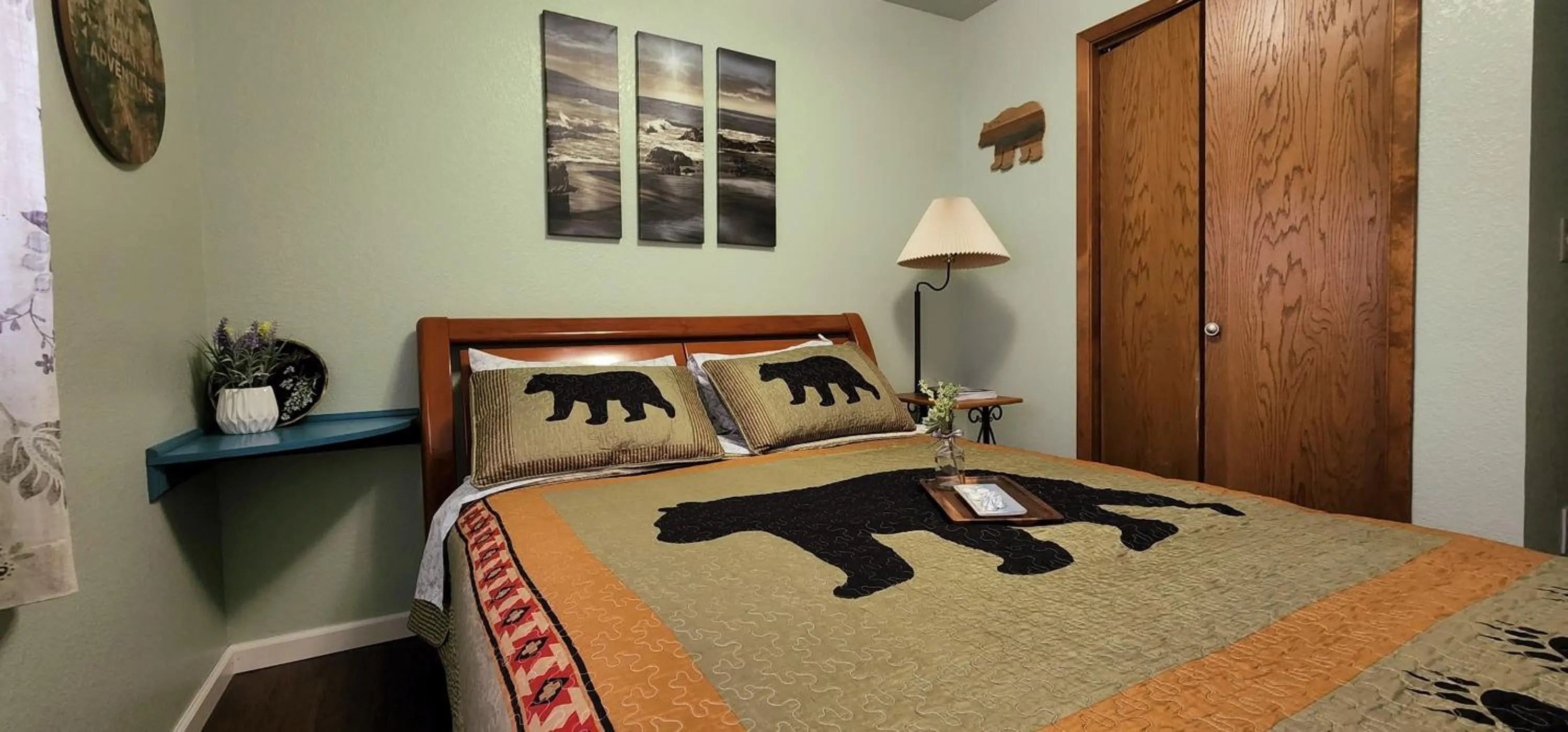 Bed in Trinity Escapes - Two Bedroom two bathroom full Apartment near airport