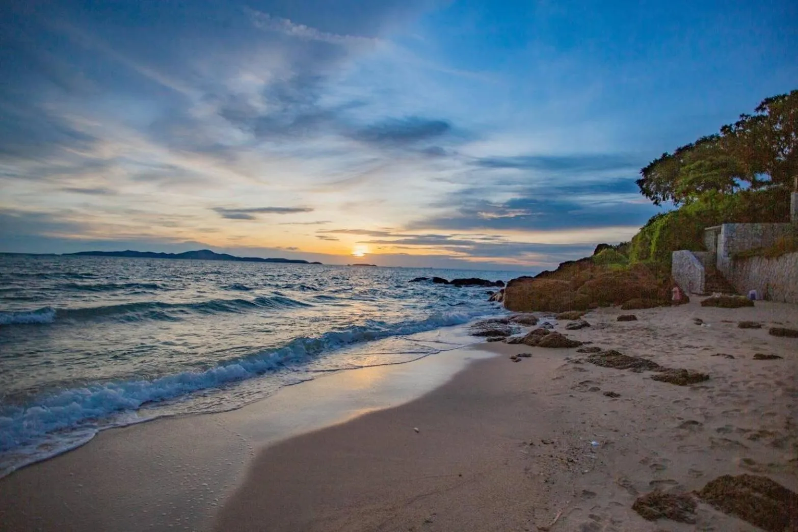 Beach in AnB poolvilla 2BR with private beach in pratamnak