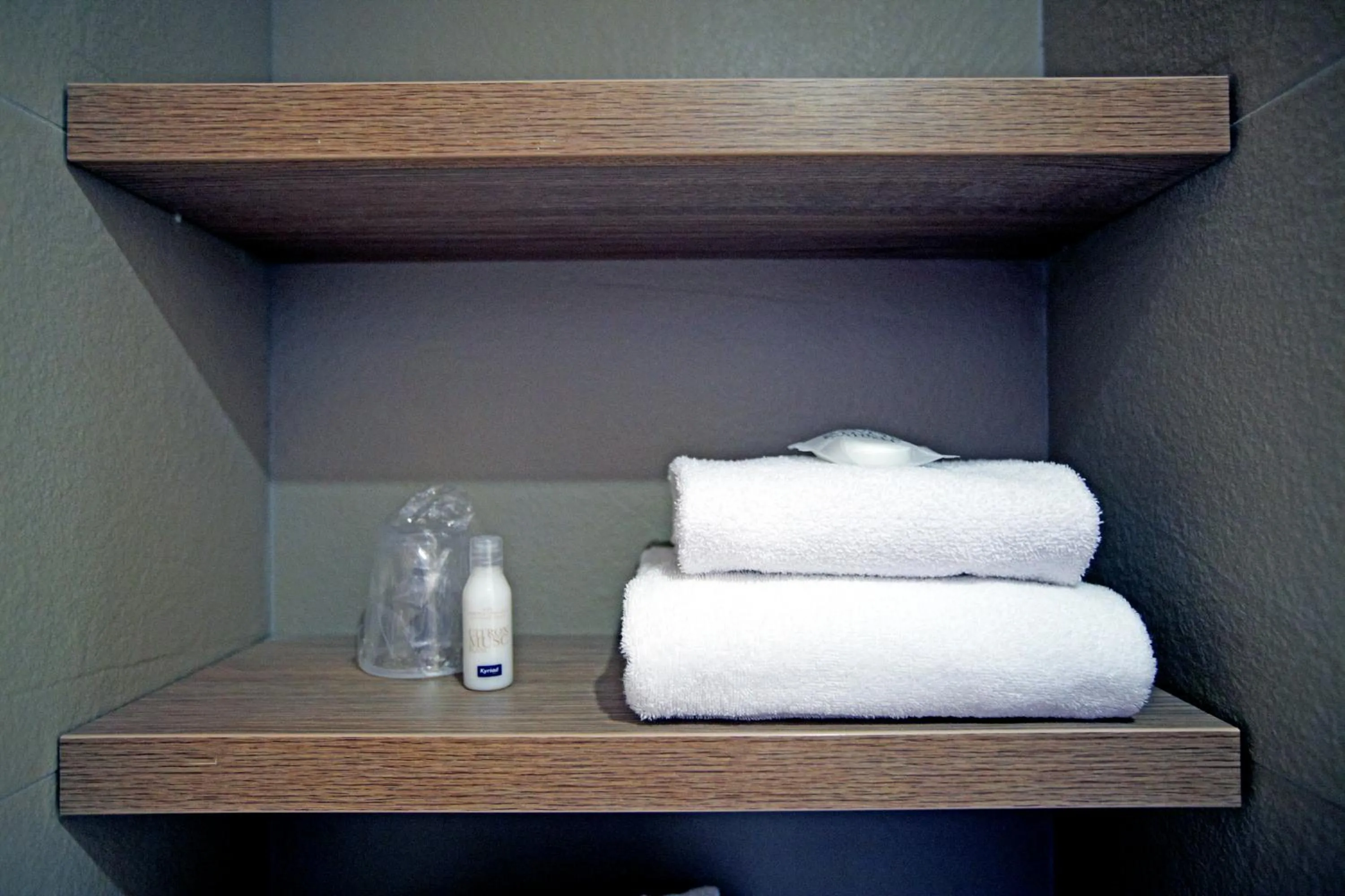 Shower, Bed in Kyriad Valence Nord Bourg-Les-Valence