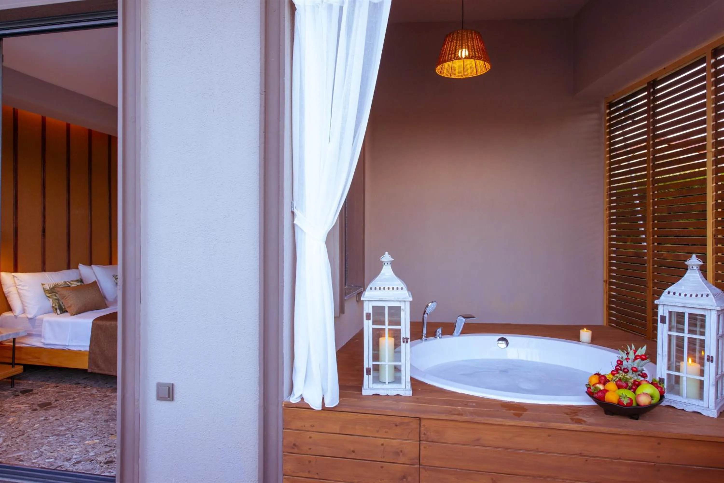 Hot Tub, Bed in Arwen Hotel