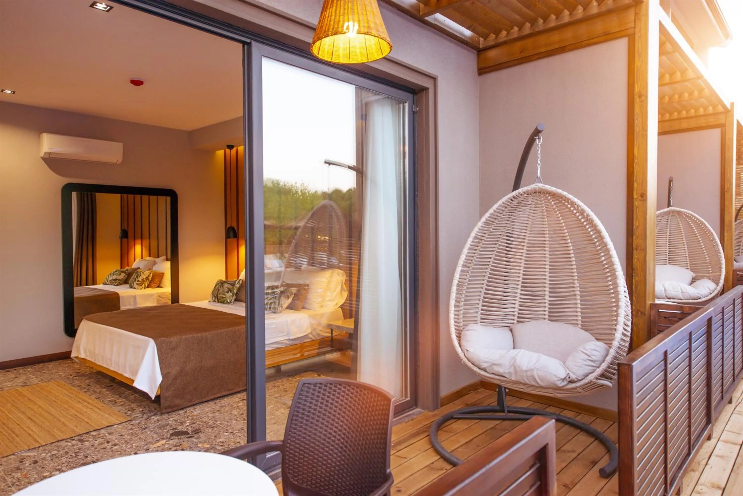 Balcony/Terrace, Bed in Arwen Hotel