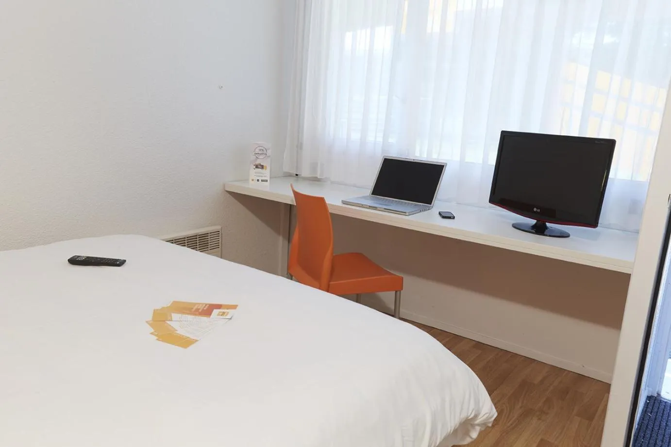 Photo of the whole room, Bed in Premiere Classe Poitiers Futuroscope - Chasseneuil