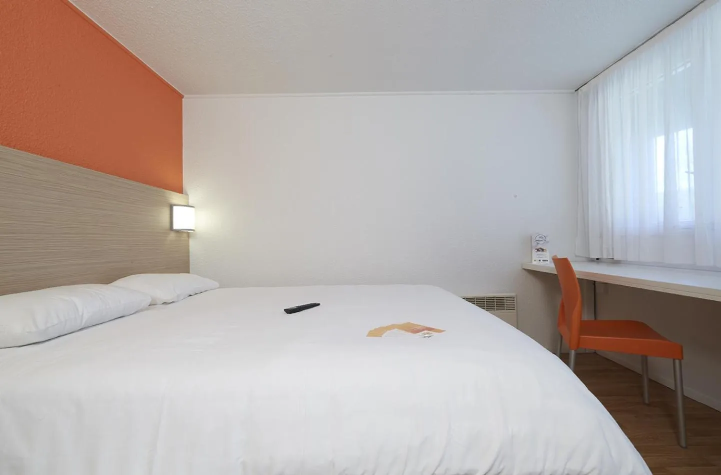 Photo of the whole room, Bed in Premiere Classe Poitiers Futuroscope - Chasseneuil