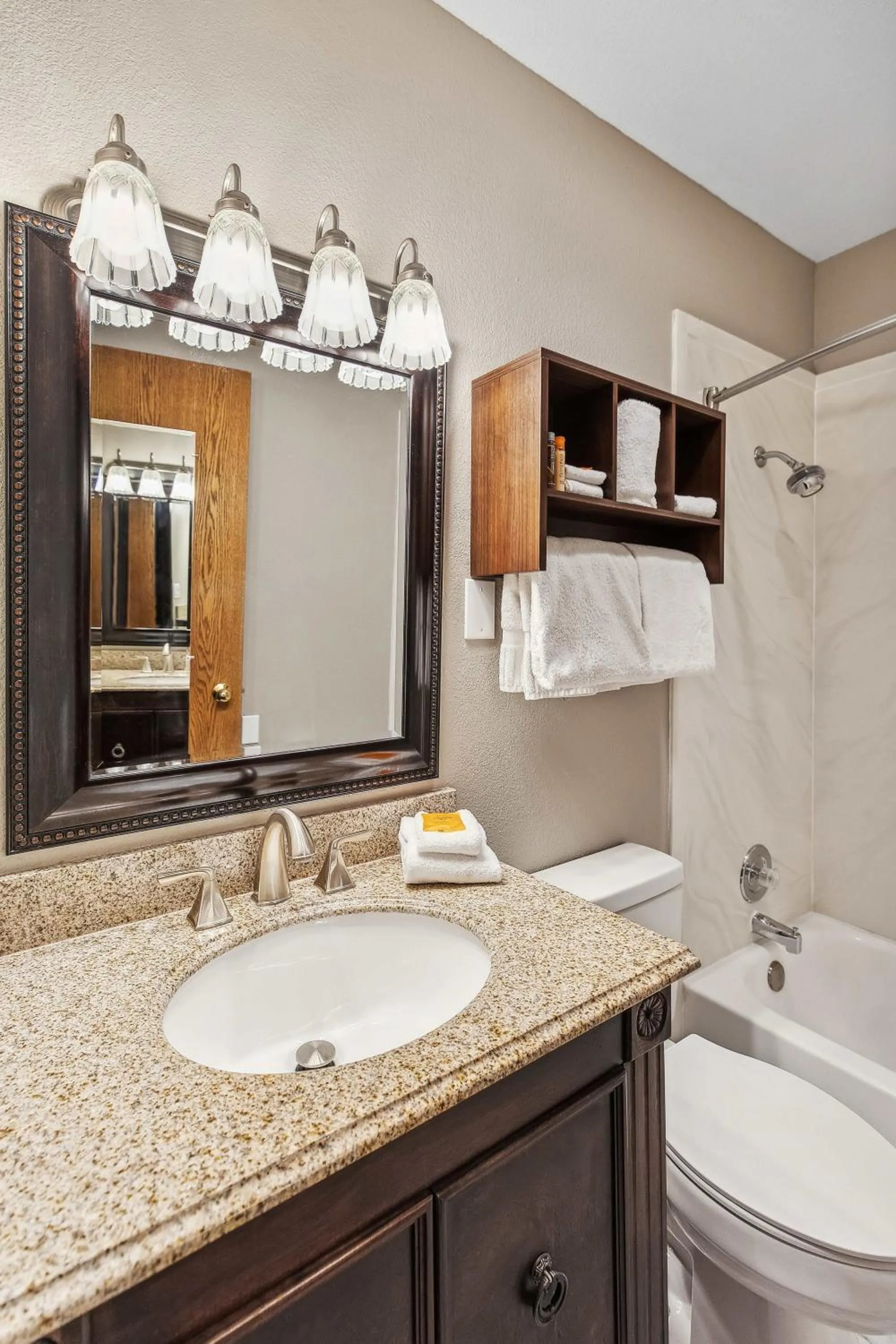 Queen Room - Mountain View in Hotel Edgewater