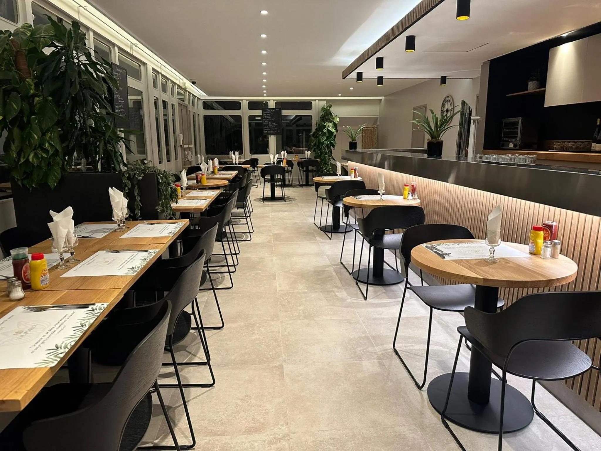 Restaurant/places to eat in Grand Hotel Sénia - Paris Orly Airport