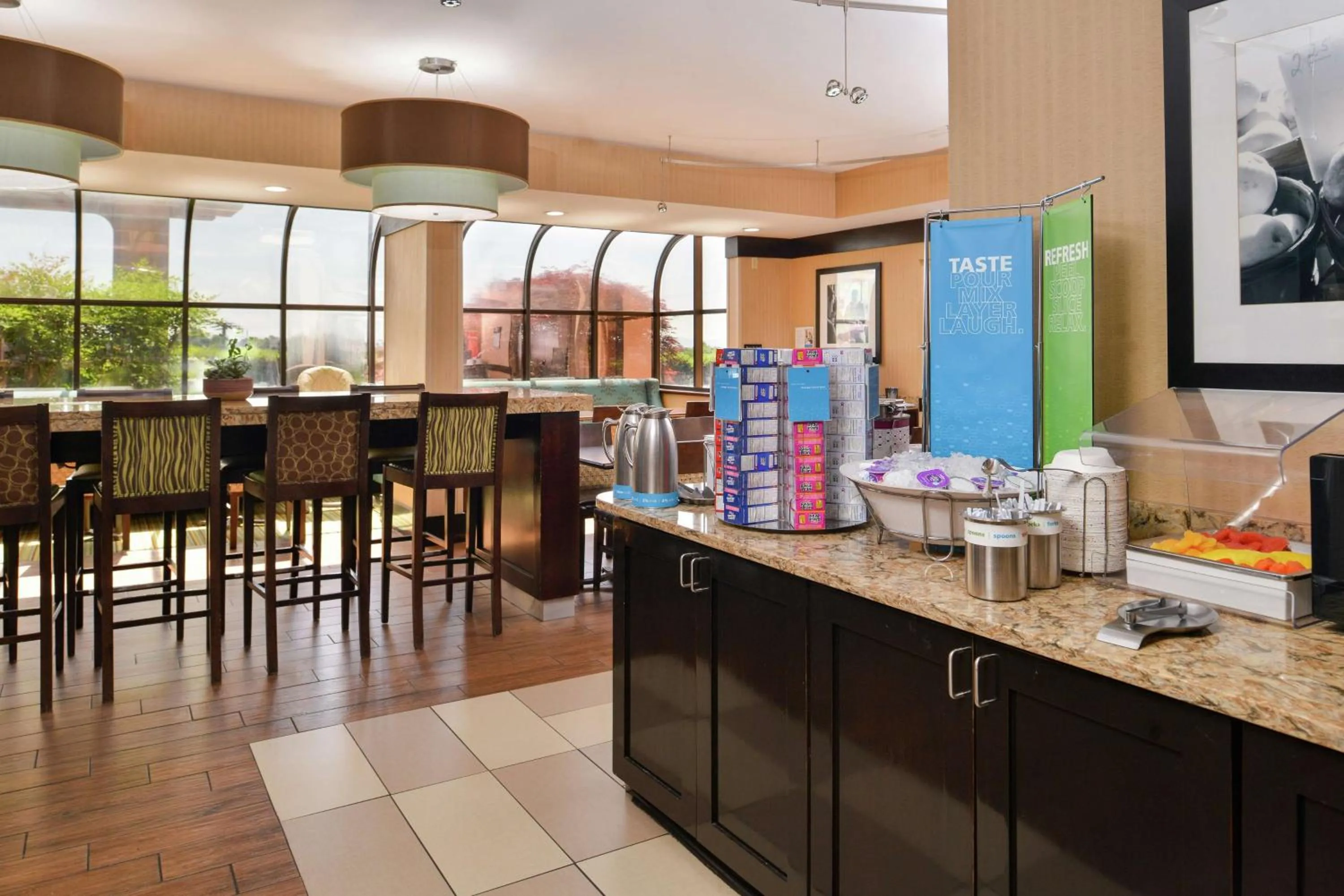 Dining area in Hampton Inn Staunton