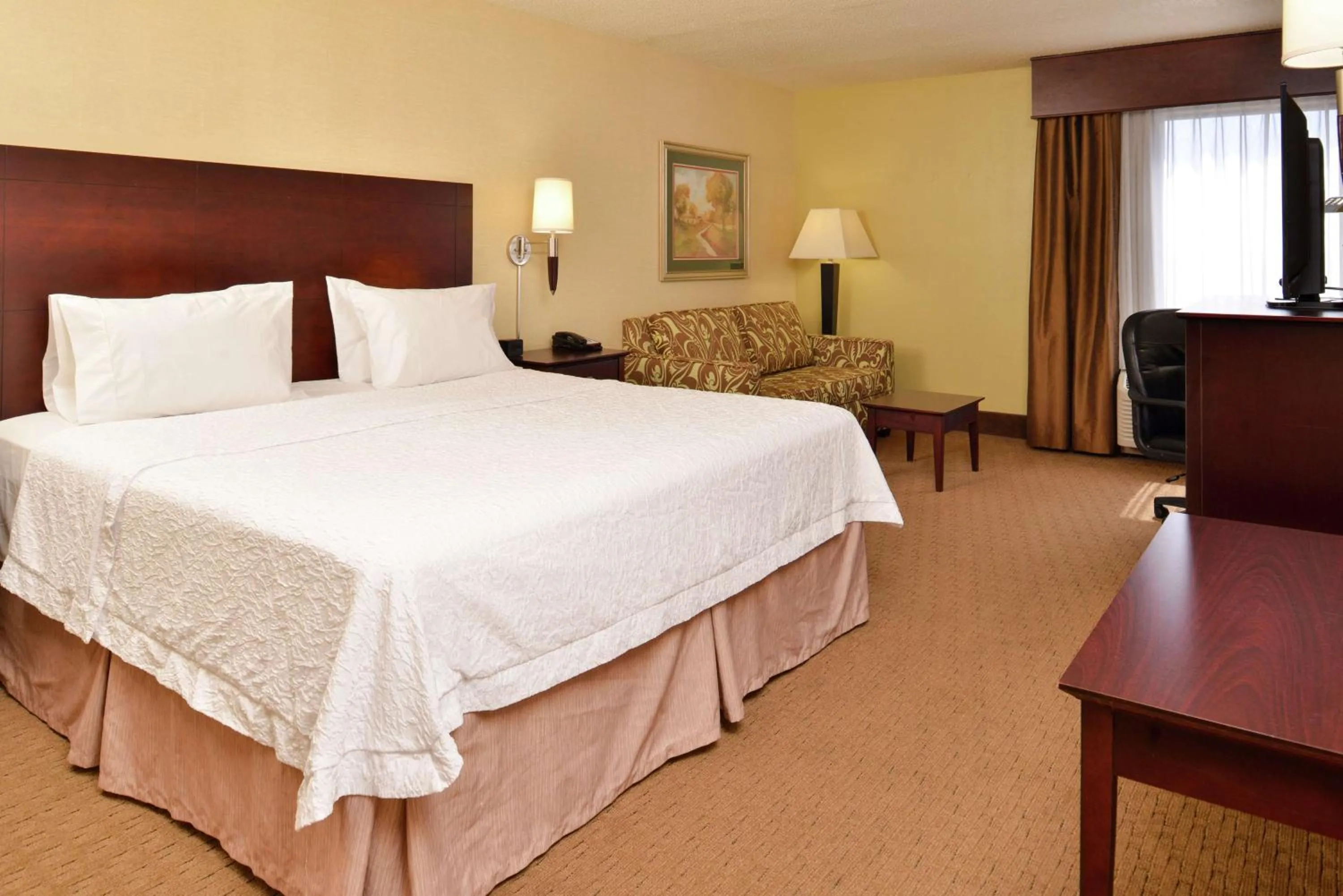 Bedroom, Bed in Hampton Inn Staunton