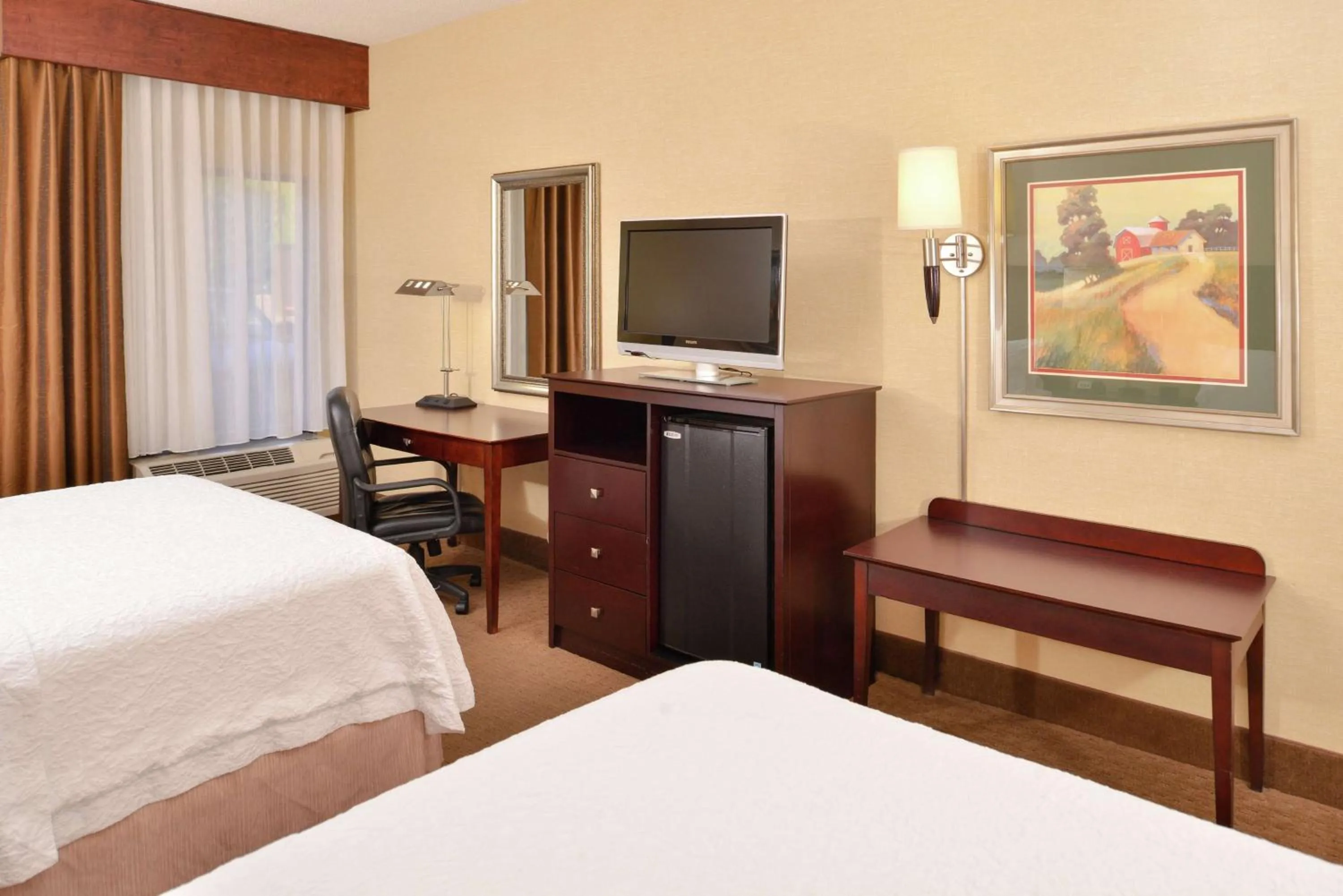 Bedroom, Bed in Hampton Inn Staunton