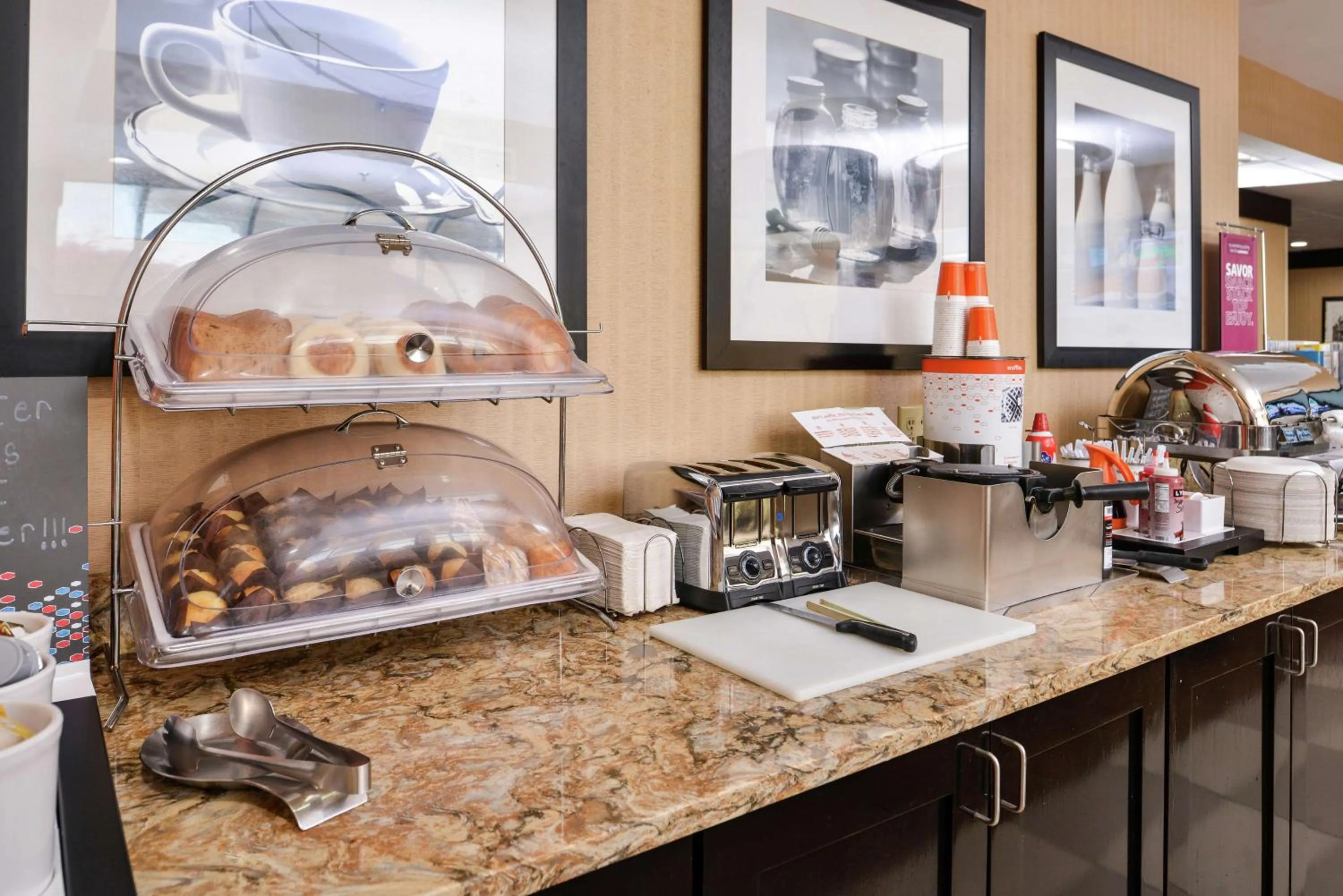 Dining area in Hampton Inn Staunton