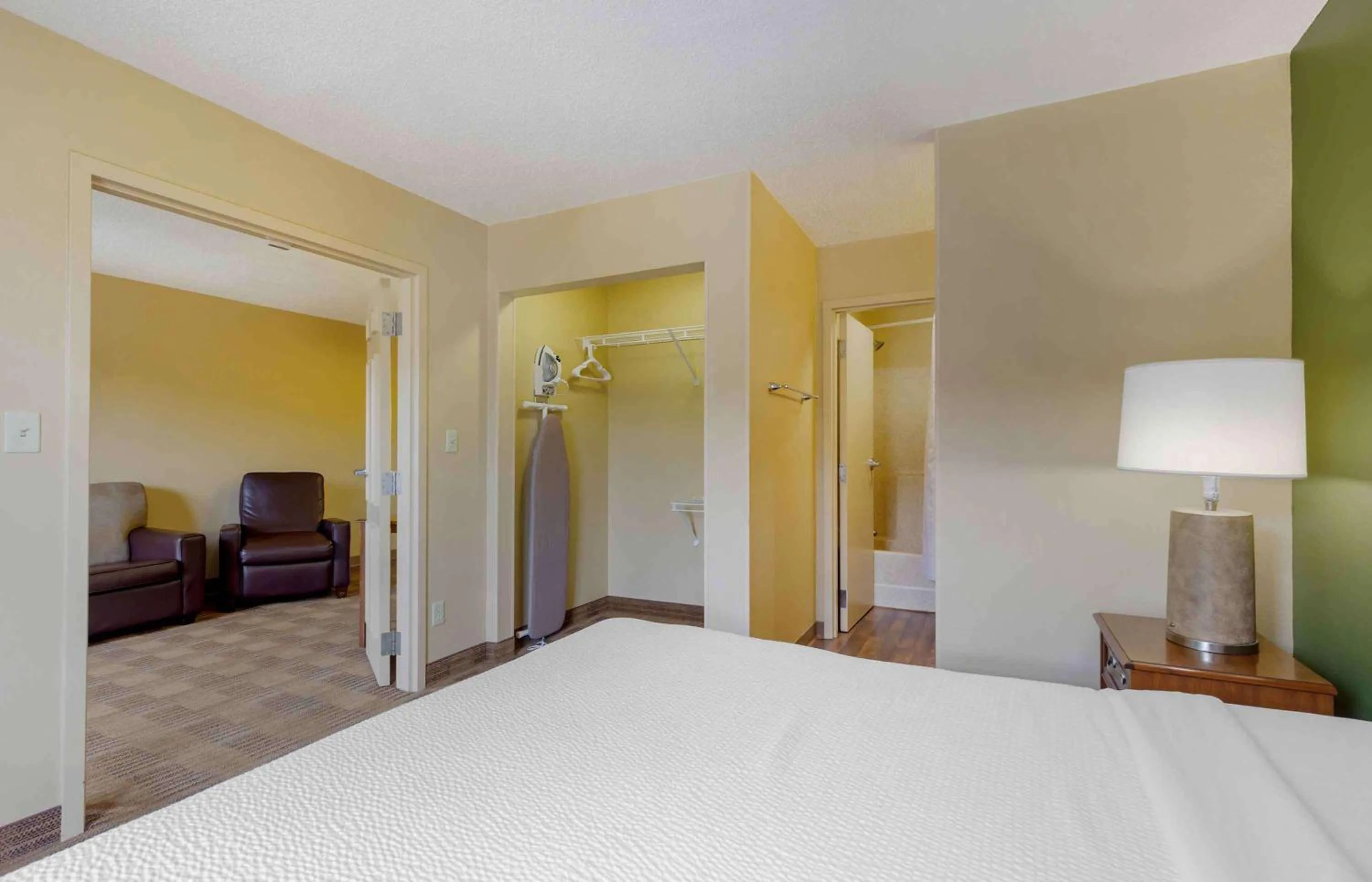 Bedroom, Bed in Extended Stay America Suites - Fayetteville - Fort Bragg