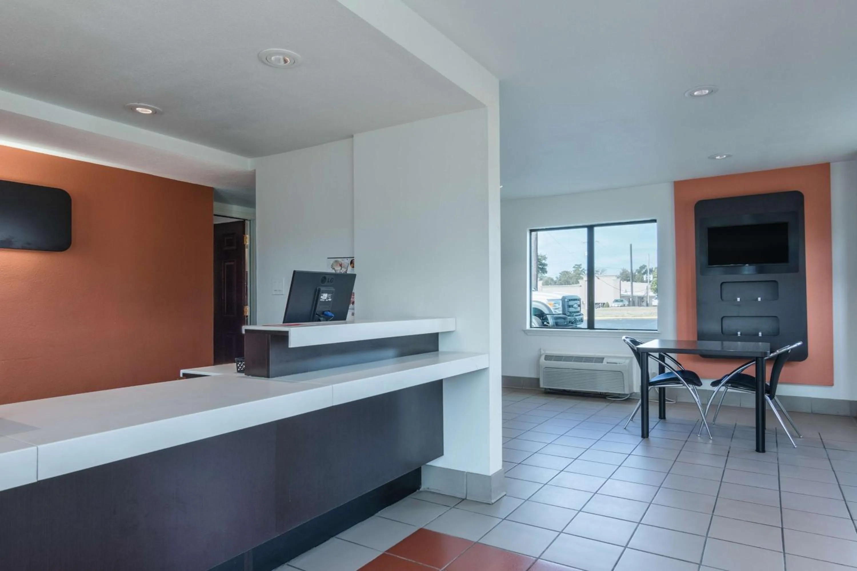 Communal lounge/ TV room in Motel 6-Texarkana, AR