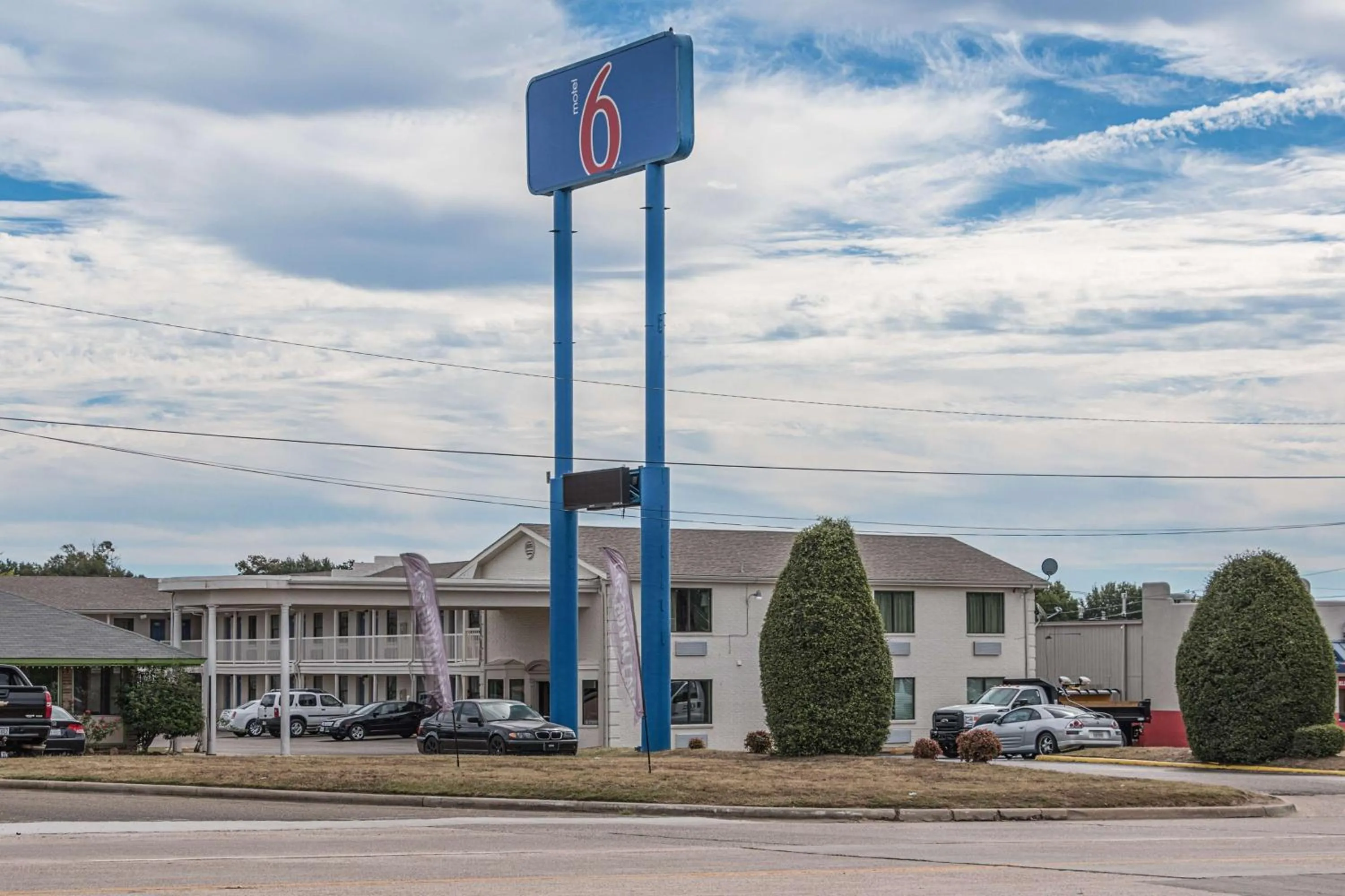 Property building in Motel 6-Texarkana, AR