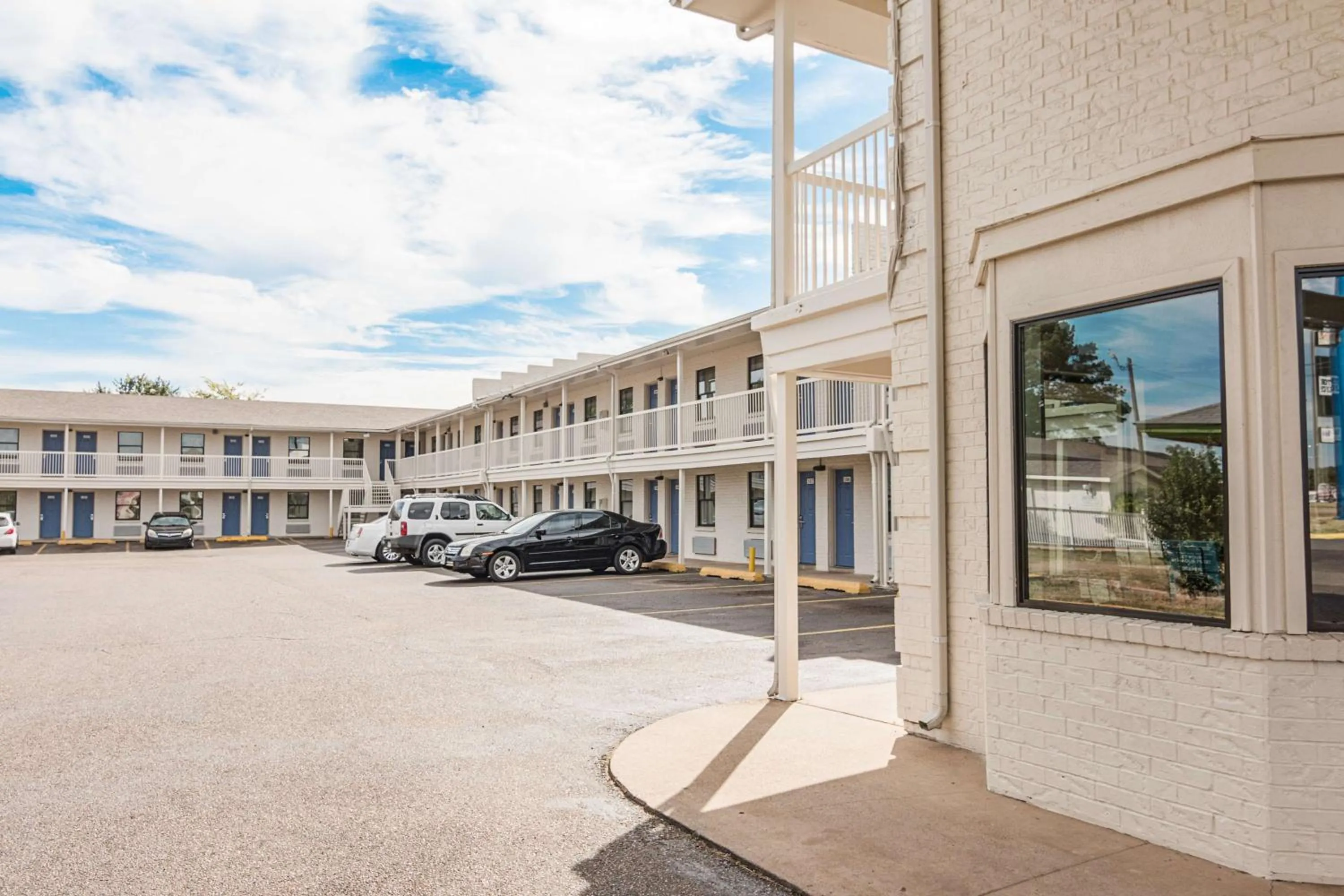 Property building in Motel 6-Texarkana, AR
