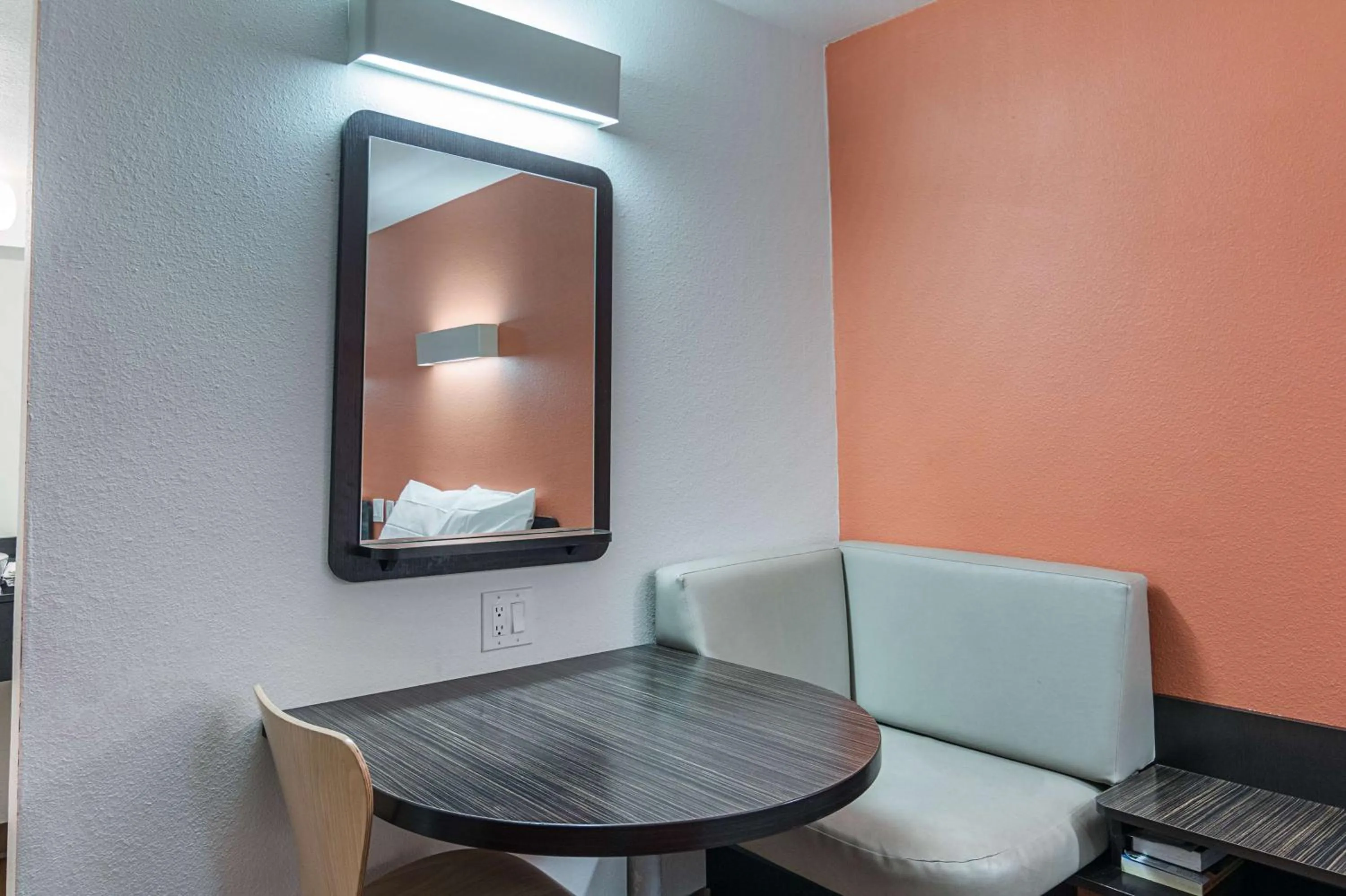 Photo of the whole room in Motel 6-Texarkana, AR