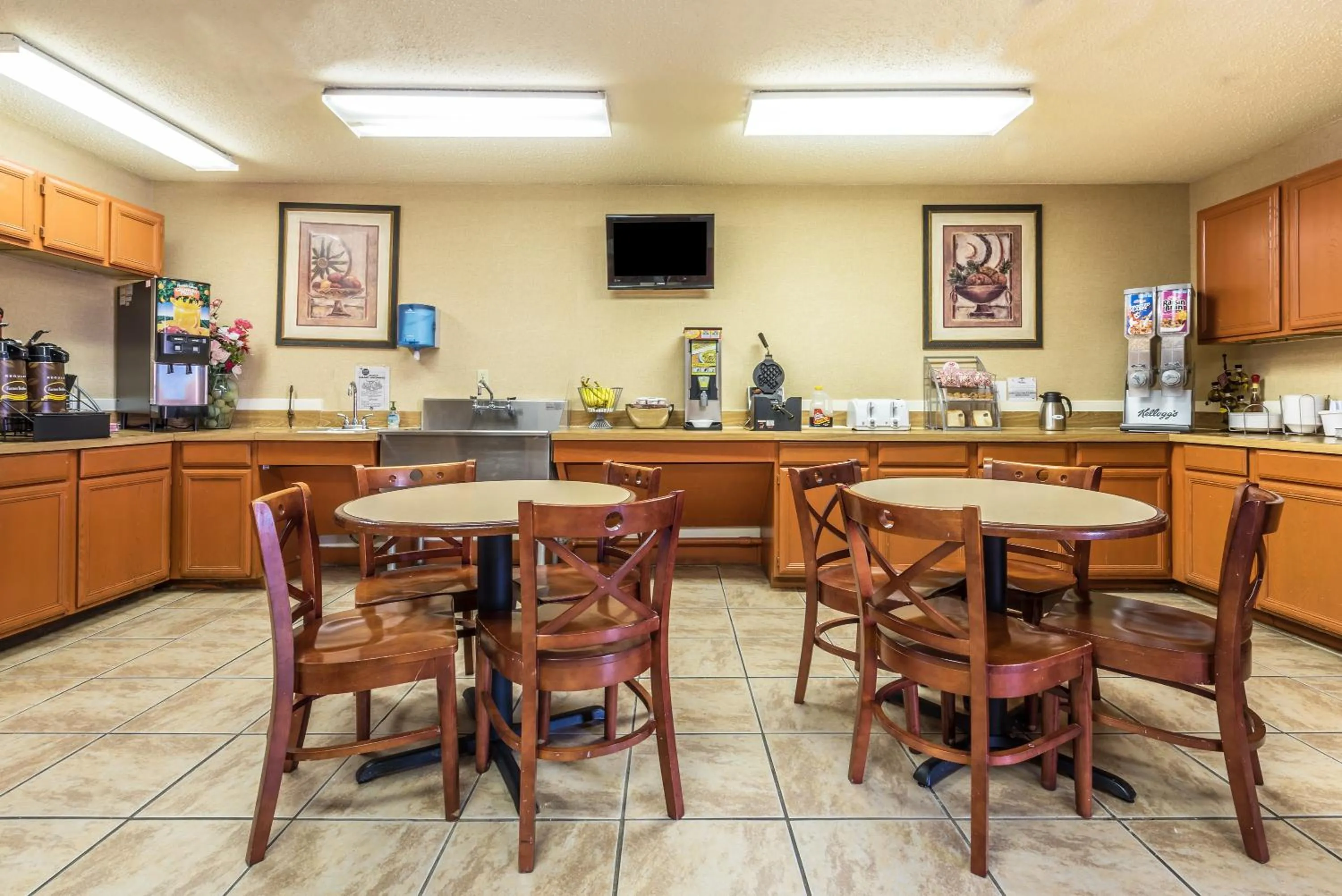 Restaurant/places to eat in Super 8 by Wyndham Denton