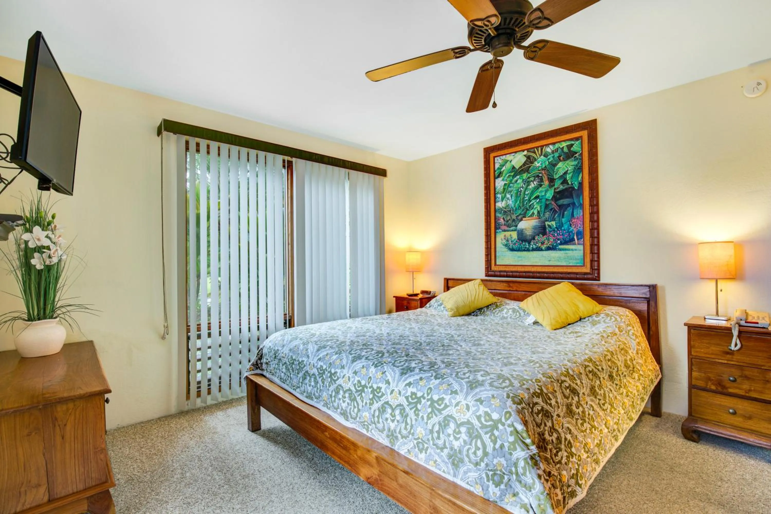 Bedroom, Bed in Castle Kanaloa at Kona