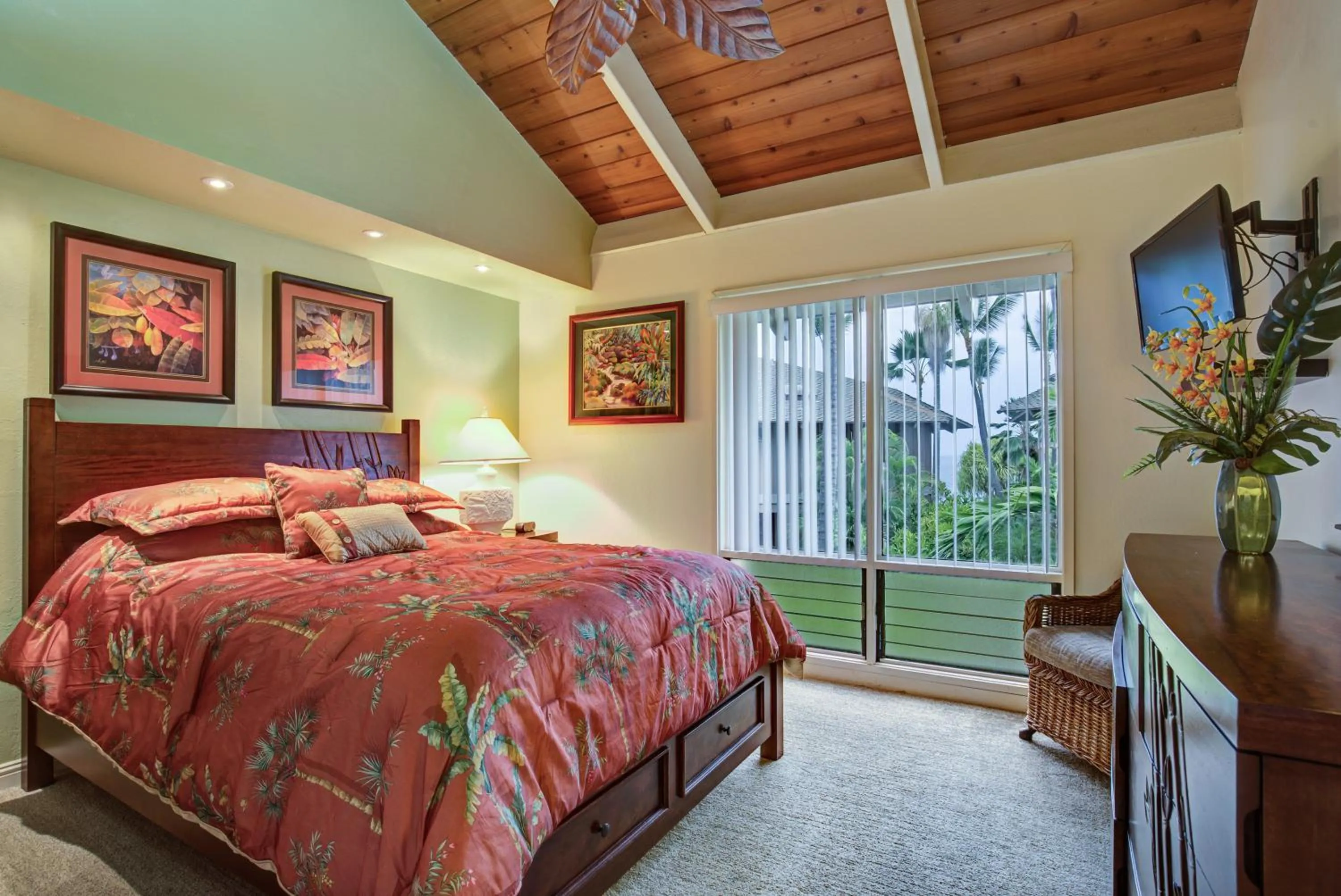 Bedroom, Bed in Castle Kanaloa at Kona