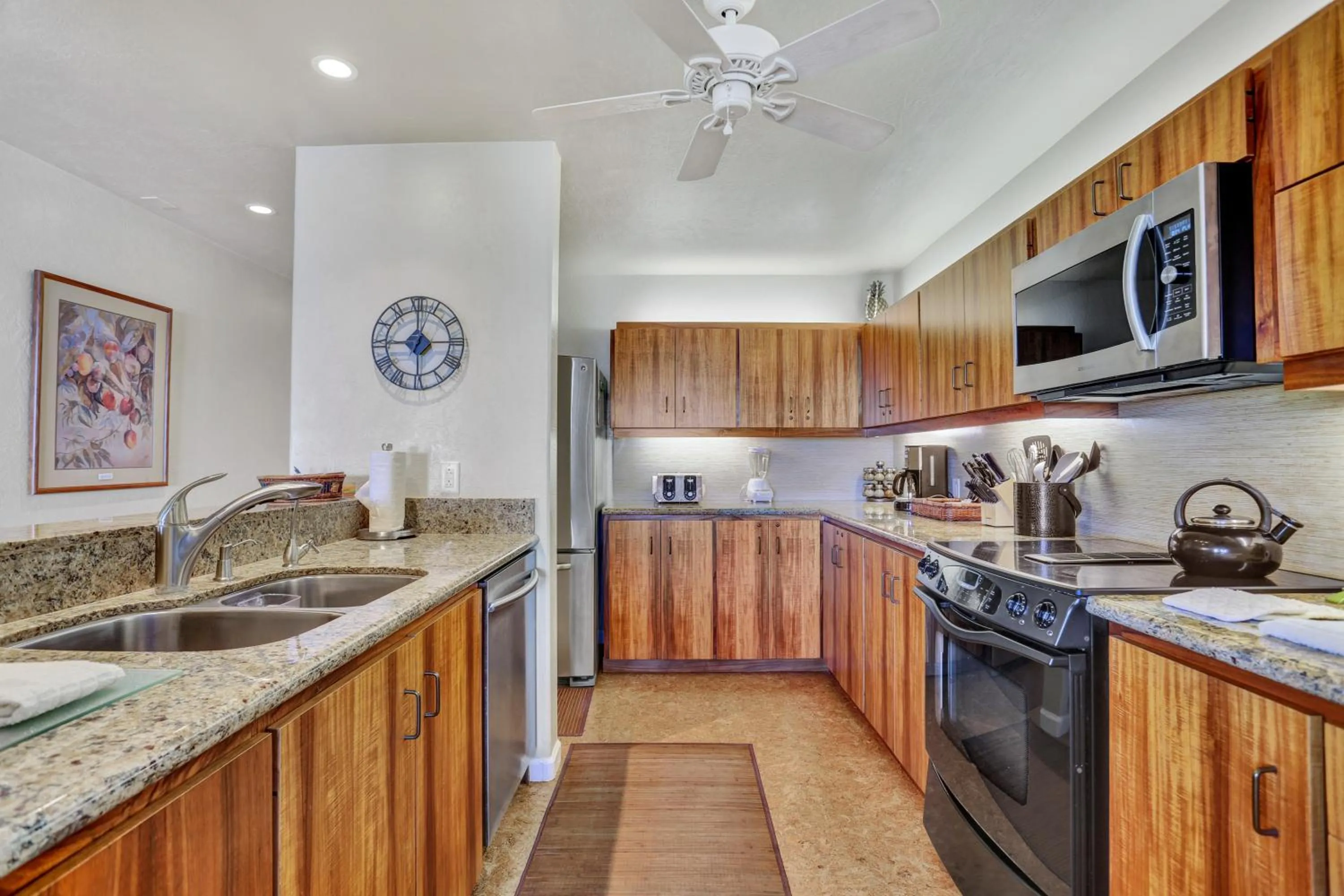 Kitchen or kitchenette in Castle Kanaloa at Kona