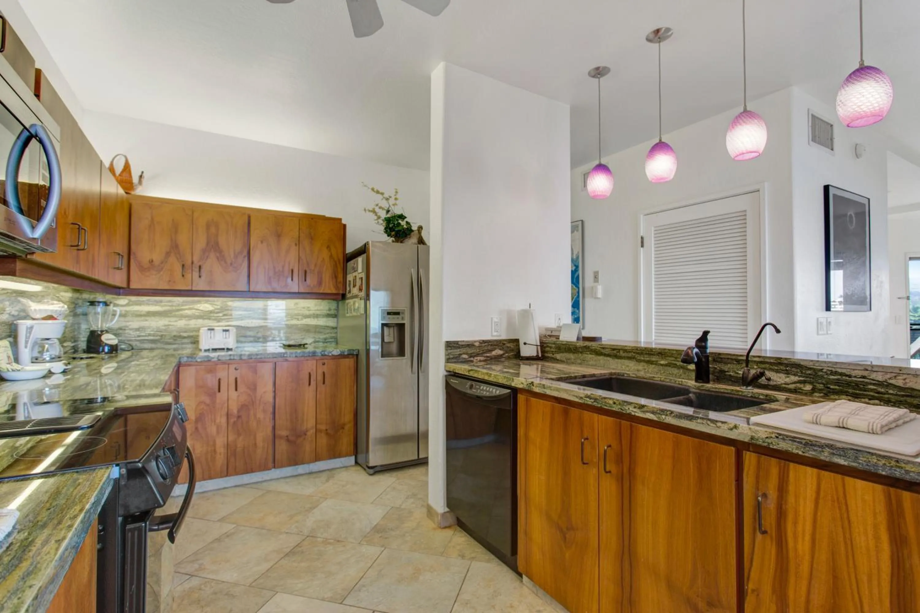 Kitchen or kitchenette in Castle Kanaloa at Kona