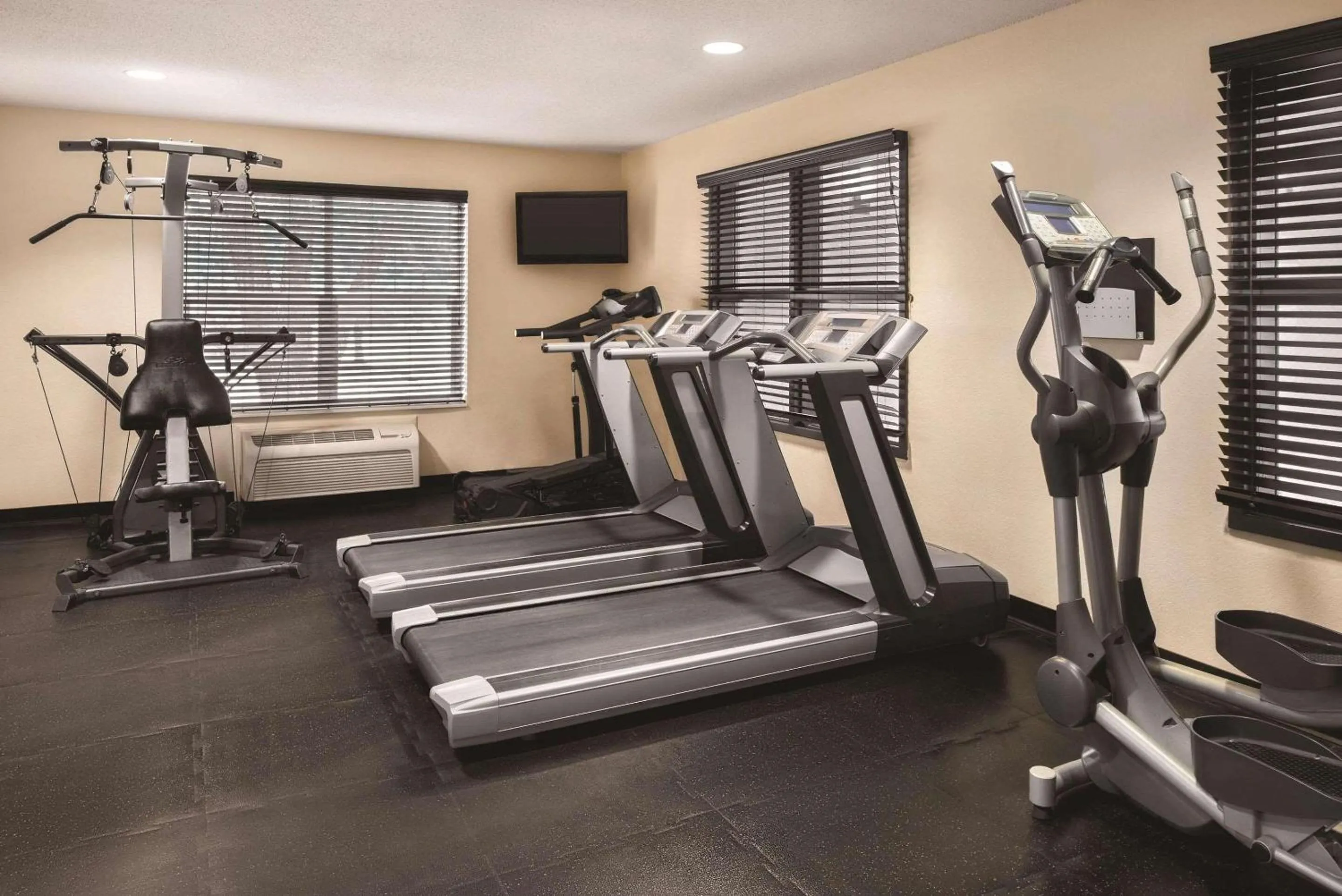 Fitness centre/facilities in Country Inn & Suites by Radisson, Cottage Grove, MN