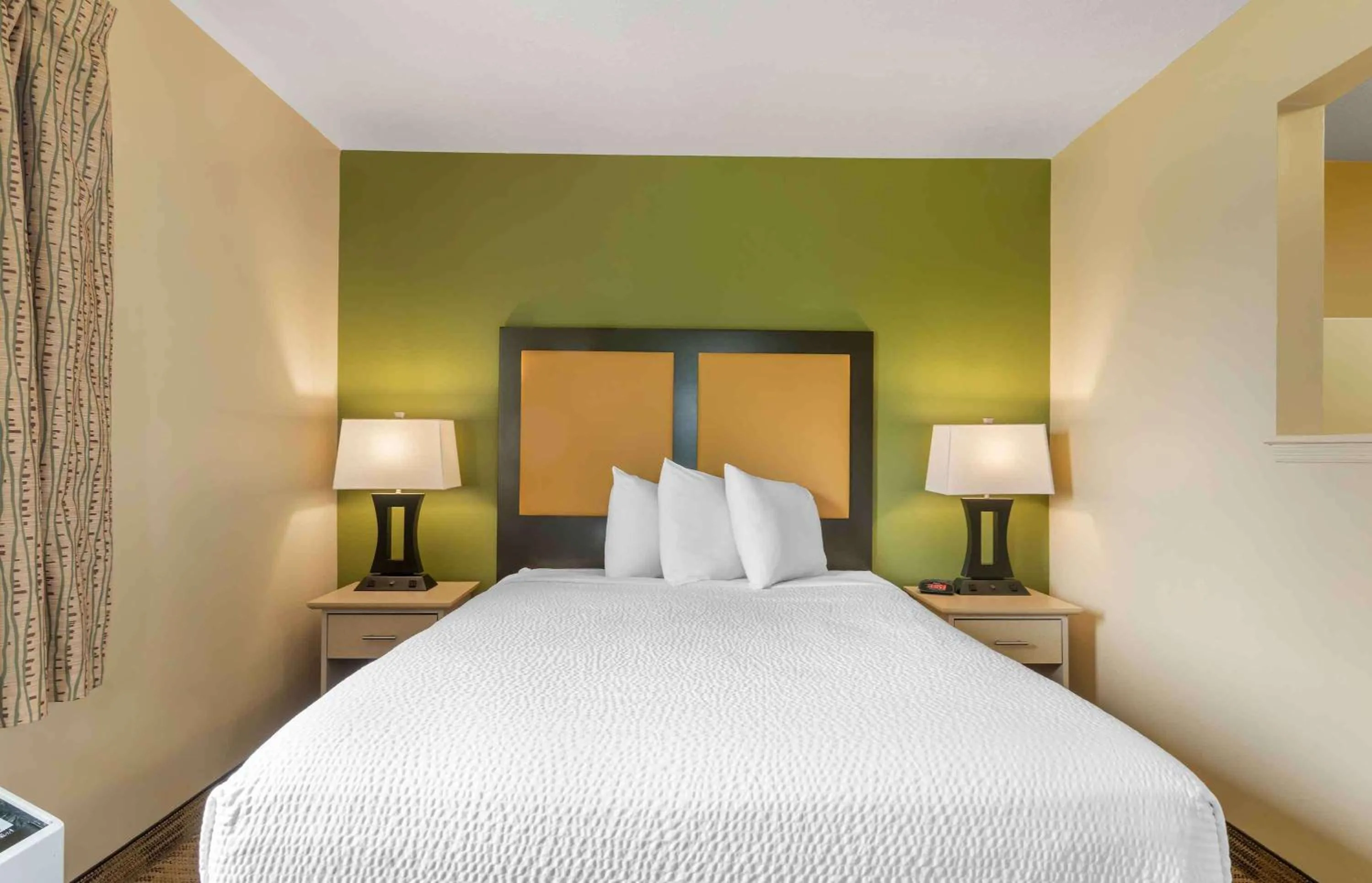 Bedroom, Bed in Suburban Studios Louisville East