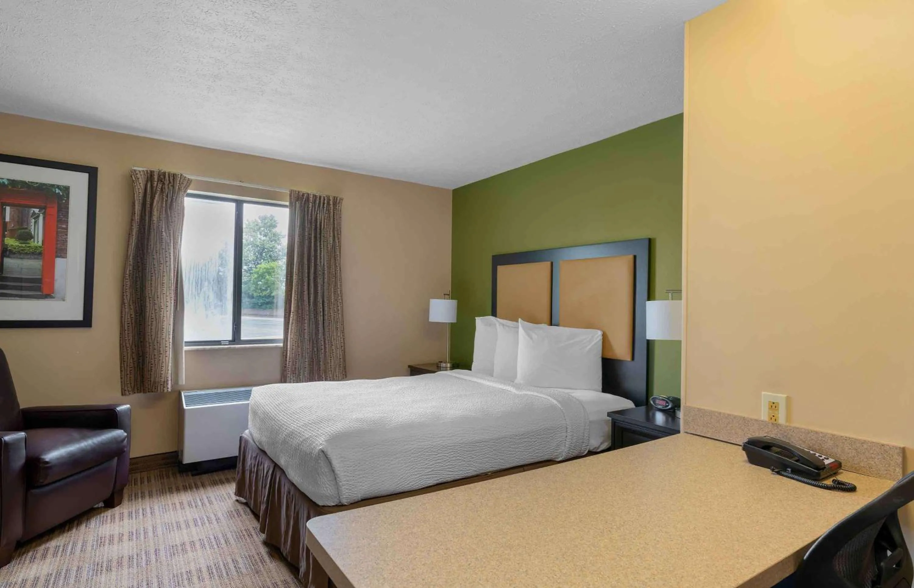 Bedroom, Bed in Suburban Studios Louisville East