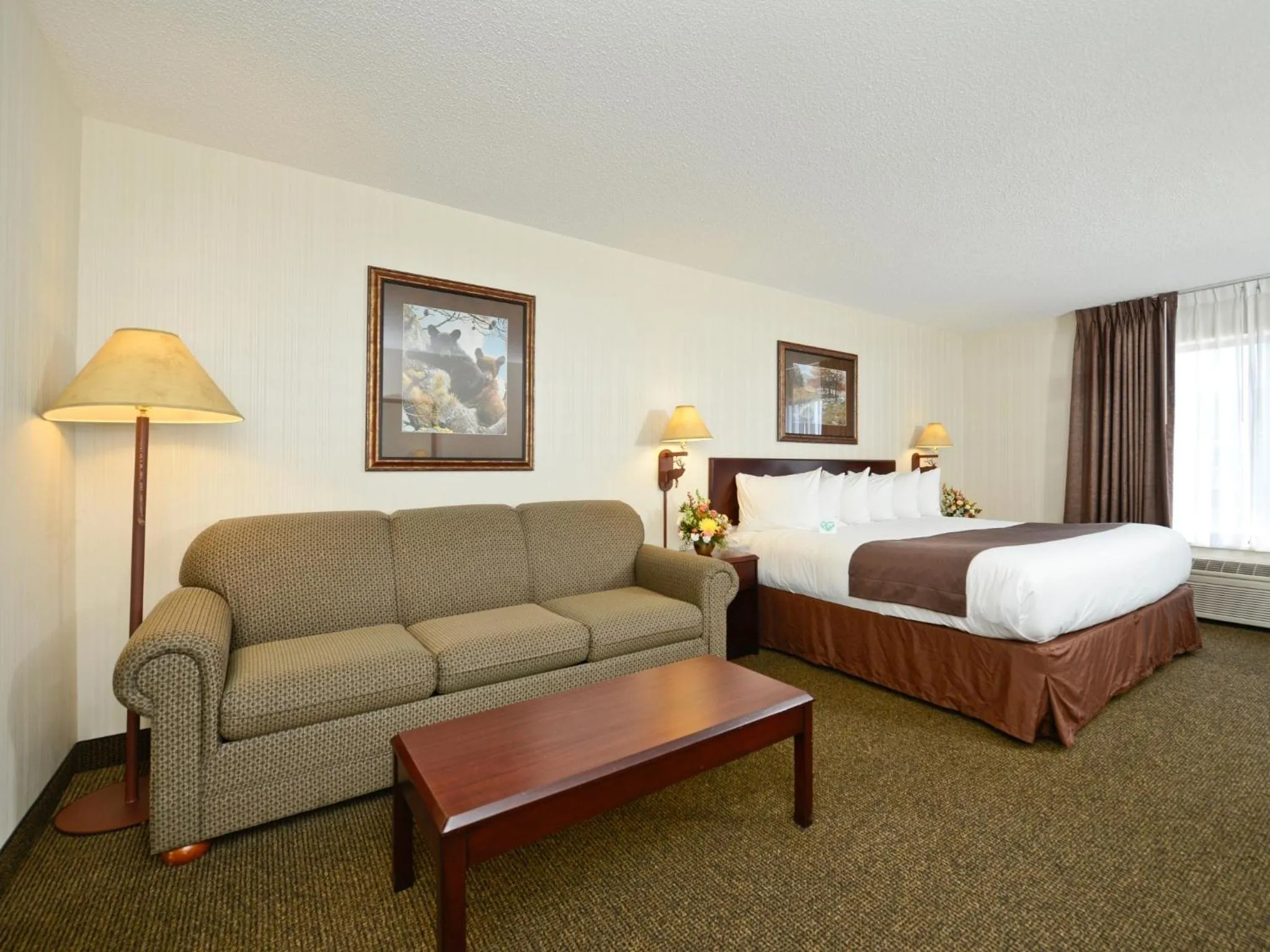 Photo of the whole room, Bed in Clubhouse Inn