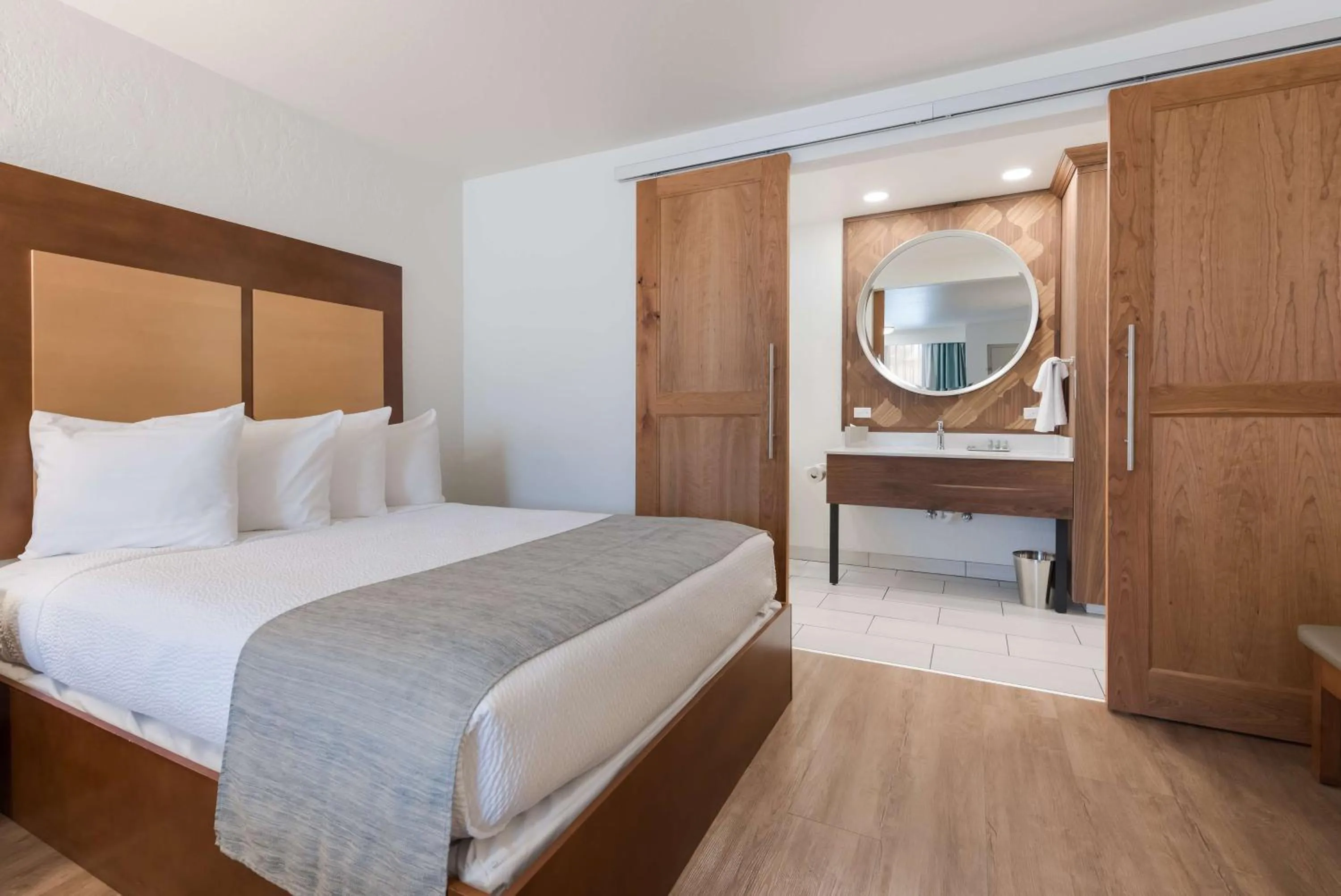 Bedroom, Bed in Best Western Foothills Inn