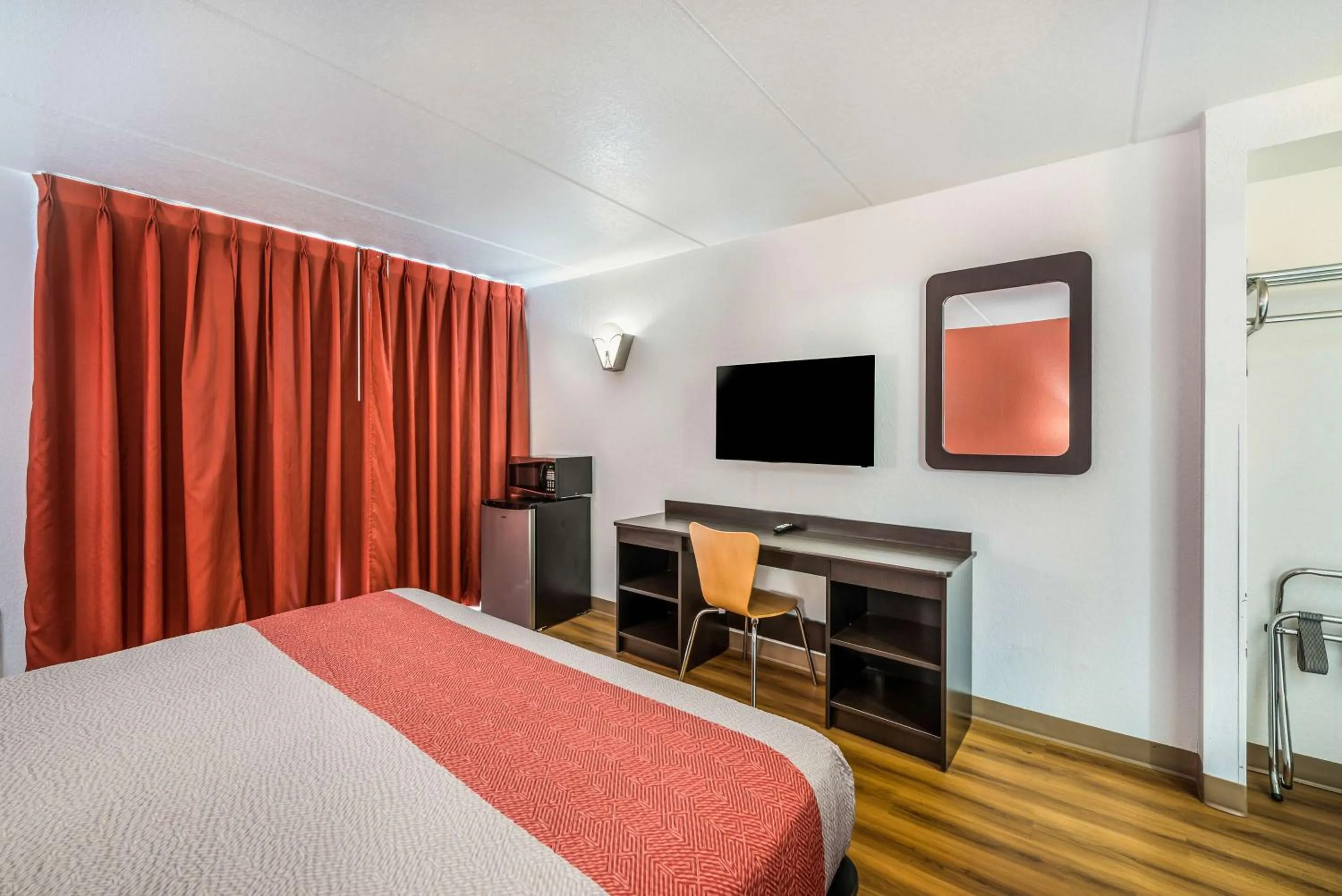 Photo of the whole room, Bed in Motel 6-Henderson, TX