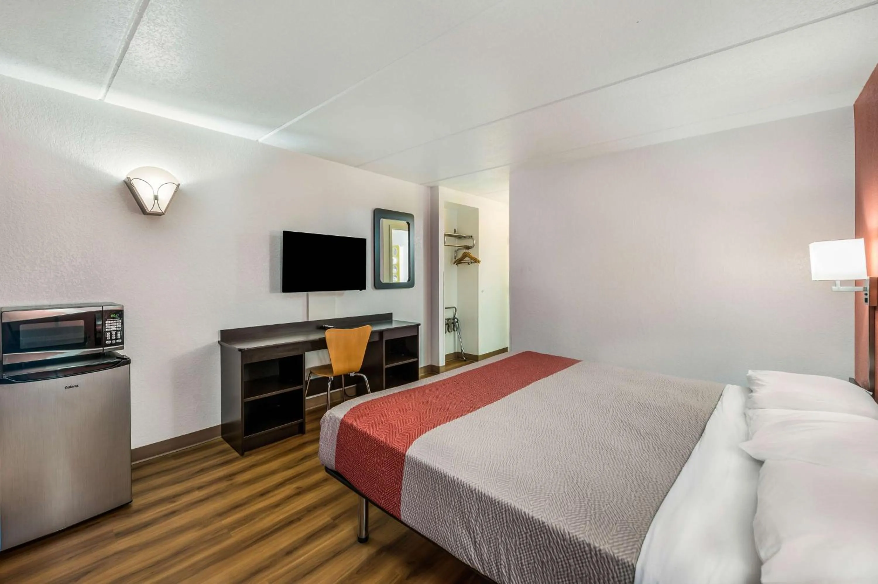 Photo of the whole room, Bed in Motel 6-Henderson, TX