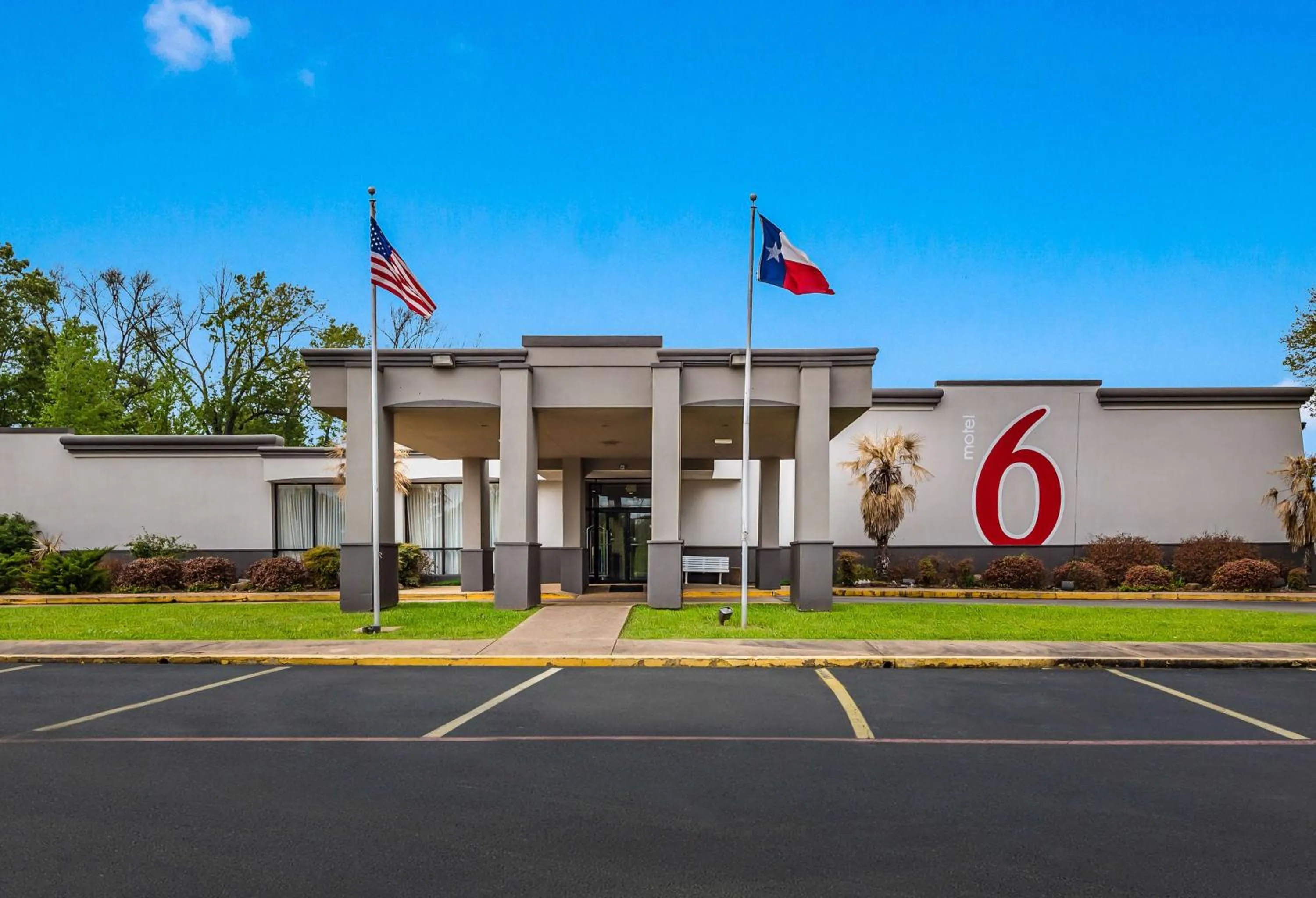 Property building in Motel 6-Henderson, TX