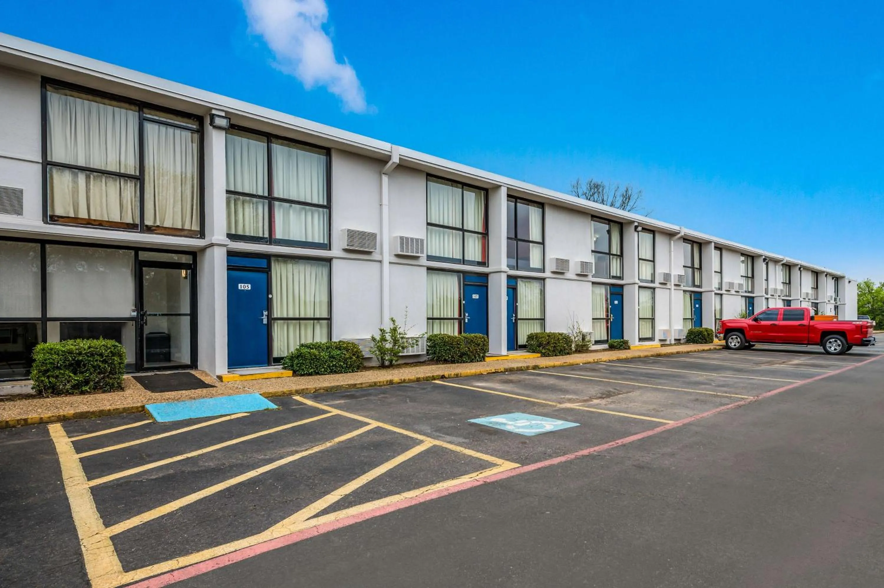 Property building in Motel 6-Henderson, TX