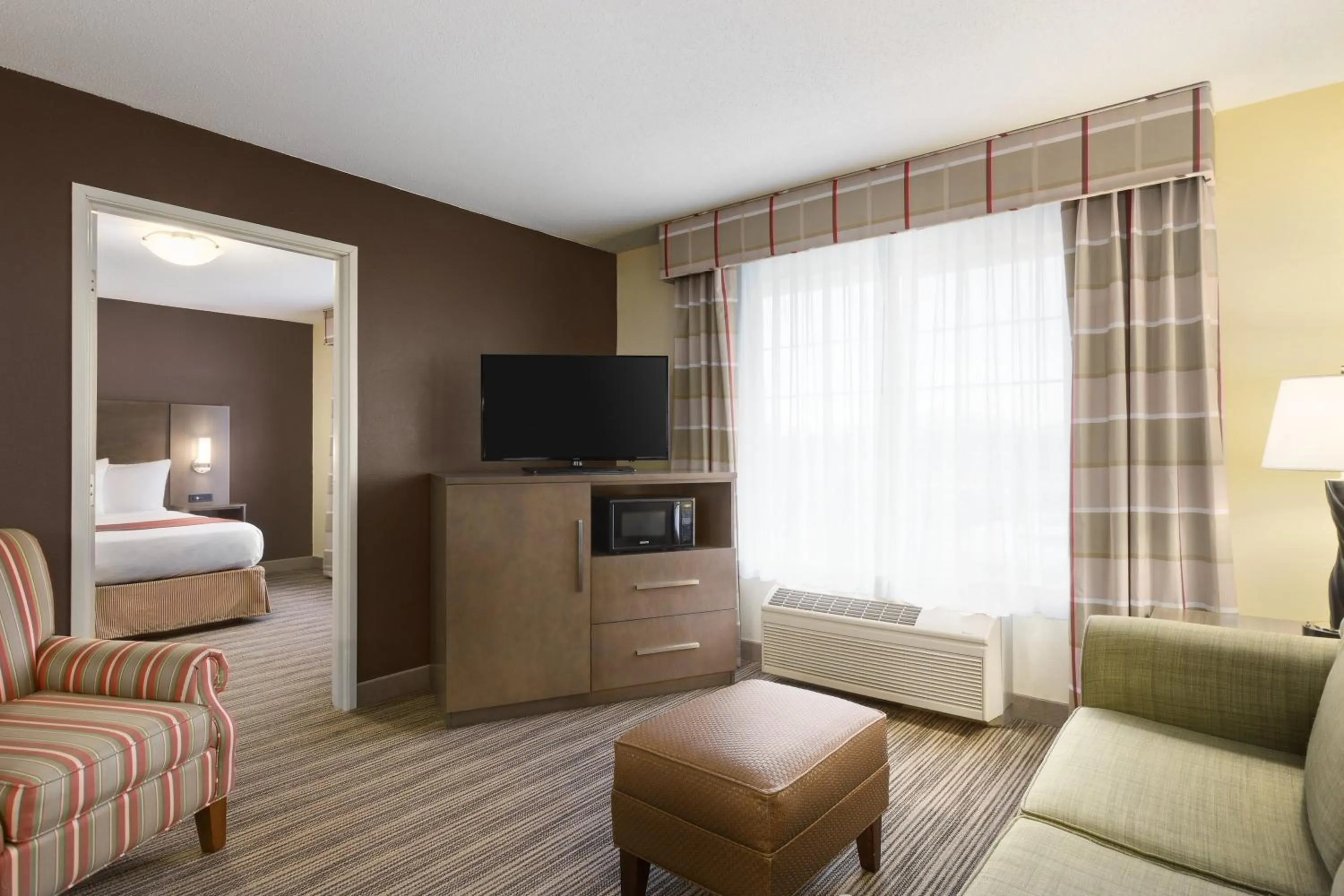 Seating area, Bed in Country Inn & Suites by Radisson, Albert Lea - Austin