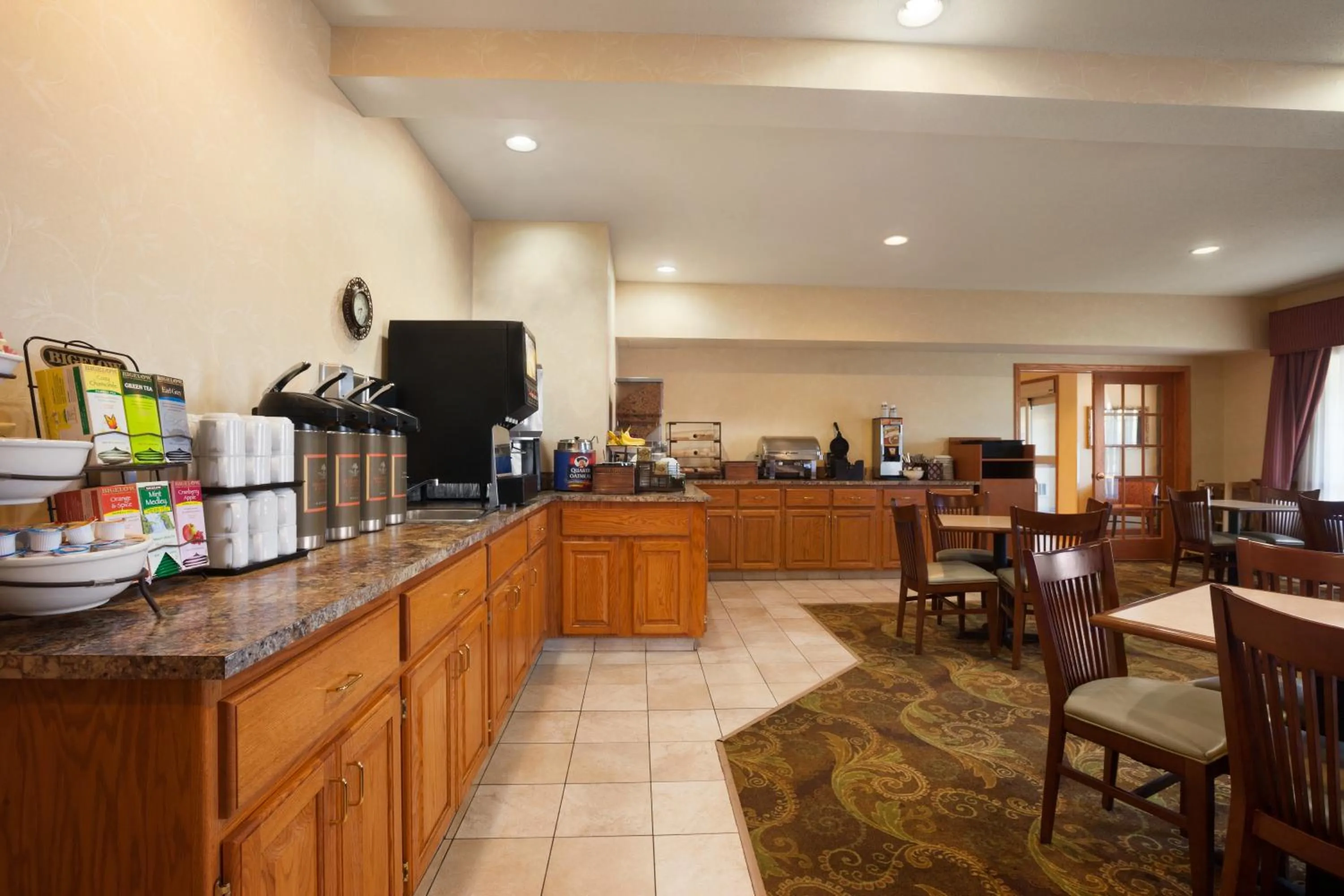 Buffet breakfast in Country Inn & Suites by Radisson, Albert Lea - Austin