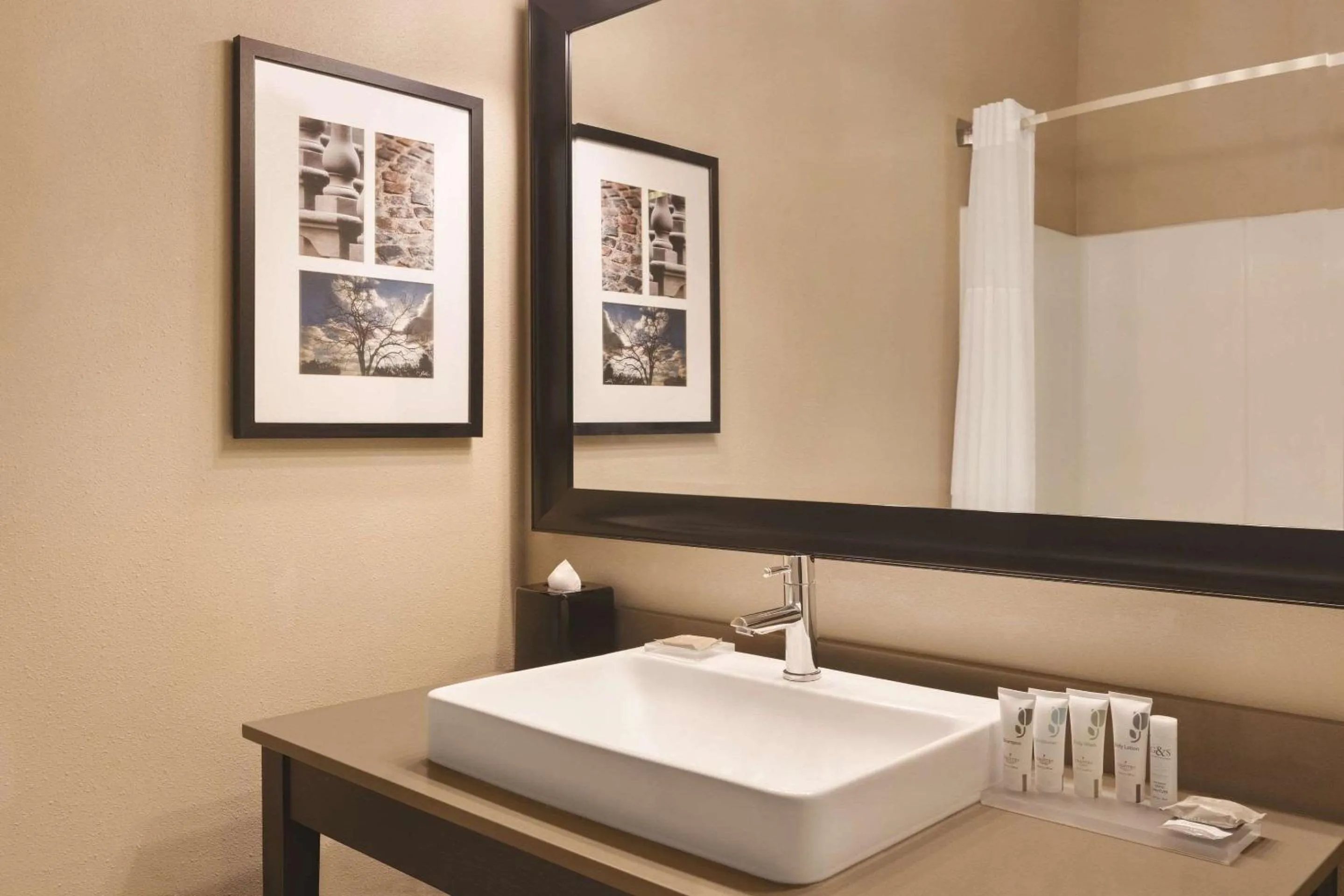 Bedroom in Country Inn & Suites by Radisson, Albert Lea - Austin